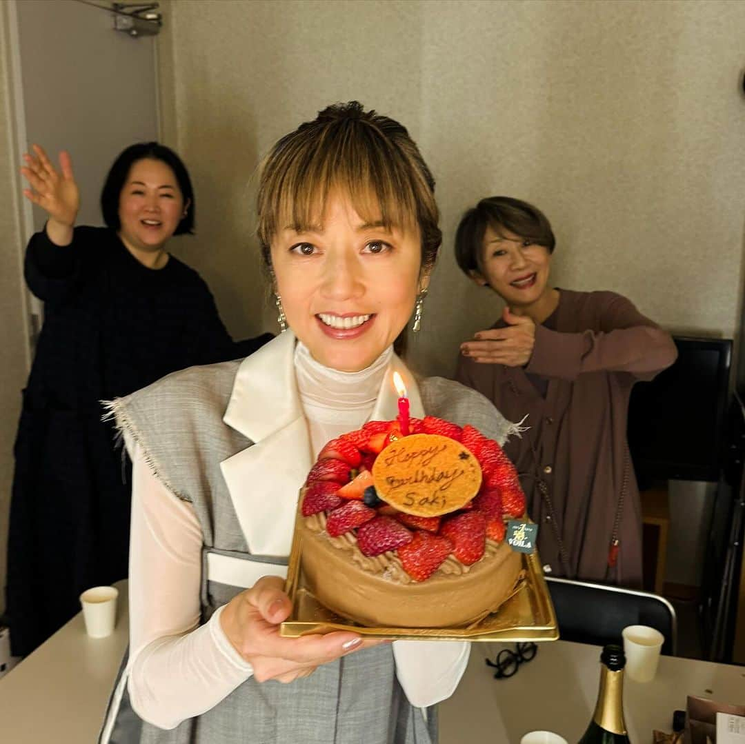 高岡早紀 のインスタグラム：「なんとなんと、今日は51歳のお誕生日でした！ 今日もせっせと働く私。 仕事終わりの楽屋でサプライズお祝いして頂いたうえに、帰宅したら、家族が誕生日ご飯を作って待っていてくれました。。 嬉しいです。 幸せです。 感謝です！ 皆さまにも、どうもありがとう！」