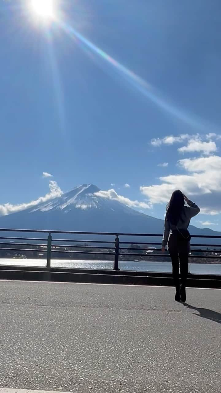 神子島みかのインスタグラム：「. たろぴん初ぷち遠出 👴🏾👵🏻👩🏻👶🏼👧🏻🐕  談合坂サービスエリアのドッグランからの 河口湖でパワーボート乗ってロープーウェイで 山頂から富士山見ながらハイジのぶらんこ 娘と乗り旅の駅でご飯食べて富士眺望の湯ゆらりで 富士山見ながら温泉に入りもう寝るだけ状態で帰る 日帰り小旅行な日曜日🗻  #河口湖#富士眺望の湯ゆらり#チワプー」