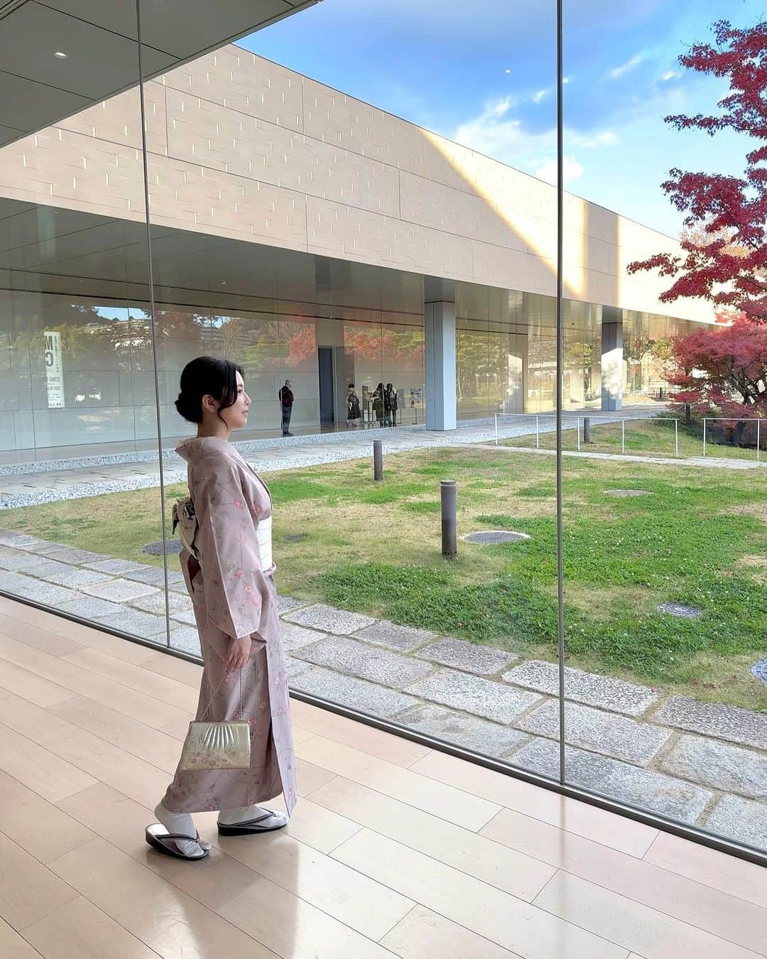 さわいえりのインスタグラム：「⠀ 京都市京セラ美術館  『MUCA展 ICONS of Urban Art』へ✨  バンクシーが見たくて行ったんだけど、 美術館も大きくて中に入ると現代的で素敵な建物。  MUCA展は来年まで開催しているから、 京都に旅行に来た際はぜひおすすめです♡  展示はまた投稿します。  @kyotocitykyoceramuseum  📍京都市左京区岡崎円勝寺町 124  ⠀  ⠀  #MUCA展#京セラ美術館#京都市京セラ美術館#京都観光#アート」