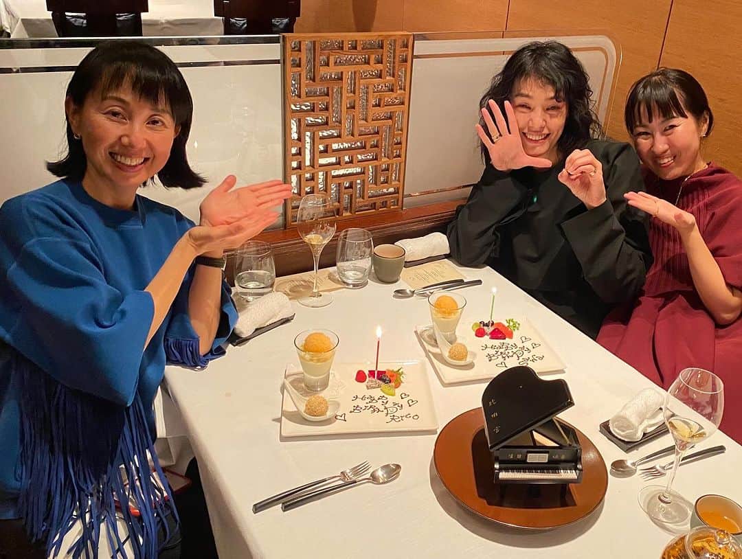 東尾理子のインスタグラム：「最近というか、ずっとバタバタしてて、なかなか投稿出来てない、、、、 あっという間に12月だし、気付いたら今年も終わっちゃう〜💦  で、 毎年恒例のお祝いをして頂きました🥂  @sawa_iam ちゃん、50歳おめでとう🎂 目の前で見ても肌がツヤツヤで、どんどん綺麗が増してる❣️ コーチングも頑張ってて、尊敬してる❤️  #誕生日」
