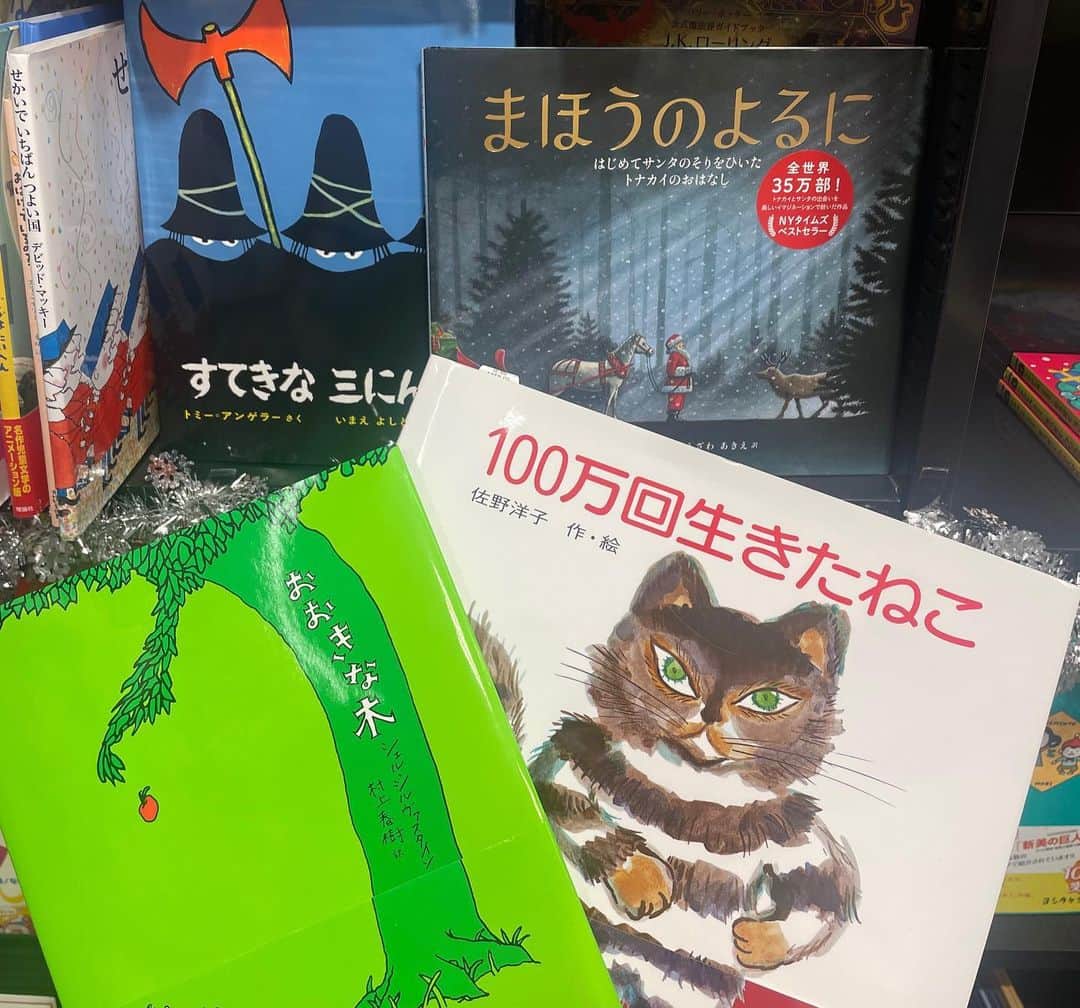 今村沙緒里のインスタグラム：「ブックサンタ📚  って、ご存知ですか？  "大変な状況にいる子供たちへ クリスマスに本をプレゼントしよう🎄" というプロジェクトです。 対象の本屋さんで届けたい本を買い "ブックサンタで"と伝えると届けてくれます。  わたしは今年はじめて知りました。  サンタさんからプレゼントをもらったこと、 すごく嬉しかった記憶があります。  そして、子供のころに読んだ本は、 大人になった今も大切で心の奥にあります。  送りたい本がまだあるので.. もう一回送りたいと思います📘  全国の書店、オンラインでも参加できるので みなさんもぜひチェックしてみてください！  本に触れる機会が減ってきている今、 この素敵なプロジェクト広がってほしいな。  たくさんの子供たちに本が届きますように✨  #ブックサンタ #booksanta」