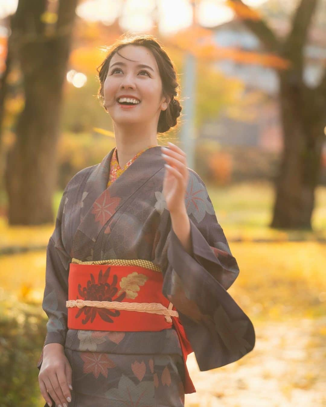 相場詩織さんのインスタグラム写真 - (相場詩織Instagram)「🍁  夕陽に照らされたイチョウの葉が ひらひらと舞い綺麗だった11月から 気づけば水墨画のような景色が広がる 12月へ❄️  言葉や写真に残しておきたい 宝物のような日々を過ごしているのですが、 仕事中は集中しすぎていつも写真を撮り忘れてしまうため Instagramの投稿が疎かになってしまっています🫢笑 (ストーリーはまめに投稿しています✌️) ラーメンの写真ばっかり撮っていないで 映える写真も撮れるように頑張りたいです🔥  そして、本日も「ストーンヘンジと縄文」シンポジウムに お越しいただきまして有難うございました✨ 貴重な機会に司会として関わらせていただけて いつも多くのことを学ばせていただけて有難いです😌  ざっくりですが現時点での12月のイベント情報を まとめました📝(クローズドイベントはのぞいています)  12月7日 こっちゃけ交流カフェ @秋田県立大 12月9日10日　アイラブ秋田産こめ粉そば粉フェスタ 12月16日 写と書の未来展 @さきがけホール 12月17日 身だしなみブラッシュアップセミナー 12月28日 就活イベント  2023年残り僅か、最後の最後まで 皆さんと楽しい思い出が作れたら嬉しいです🫶 いつも"Instagram見てます"と声をかけて下さって 本当に有難うございます🥰  #東北 #秋田 #角館 #武家屋敷 #紅葉 #着物」12月3日 22時35分 - shioriaiba0801