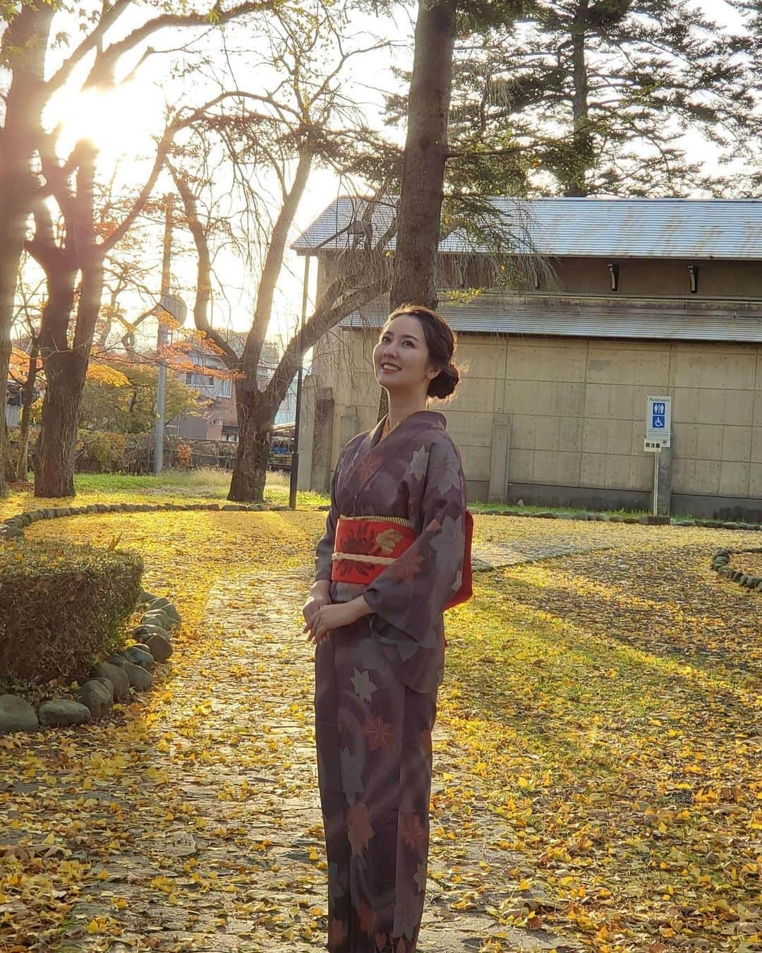 相場詩織さんのインスタグラム写真 - (相場詩織Instagram)「🍁  夕陽に照らされたイチョウの葉が ひらひらと舞い綺麗だった11月から 気づけば水墨画のような景色が広がる 12月へ❄️  言葉や写真に残しておきたい 宝物のような日々を過ごしているのですが、 仕事中は集中しすぎていつも写真を撮り忘れてしまうため Instagramの投稿が疎かになってしまっています🫢笑 (ストーリーはまめに投稿しています✌️) ラーメンの写真ばっかり撮っていないで 映える写真も撮れるように頑張りたいです🔥  そして、本日も「ストーンヘンジと縄文」シンポジウムに お越しいただきまして有難うございました✨ 貴重な機会に司会として関わらせていただけて いつも多くのことを学ばせていただけて有難いです😌  ざっくりですが現時点での12月のイベント情報を まとめました📝(クローズドイベントはのぞいています)  12月7日 こっちゃけ交流カフェ @秋田県立大 12月9日10日　アイラブ秋田産こめ粉そば粉フェスタ 12月16日 写と書の未来展 @さきがけホール 12月17日 身だしなみブラッシュアップセミナー 12月28日 就活イベント  2023年残り僅か、最後の最後まで 皆さんと楽しい思い出が作れたら嬉しいです🫶 いつも"Instagram見てます"と声をかけて下さって 本当に有難うございます🥰  #東北 #秋田 #角館 #武家屋敷 #紅葉 #着物」12月3日 22時35分 - shioriaiba0801