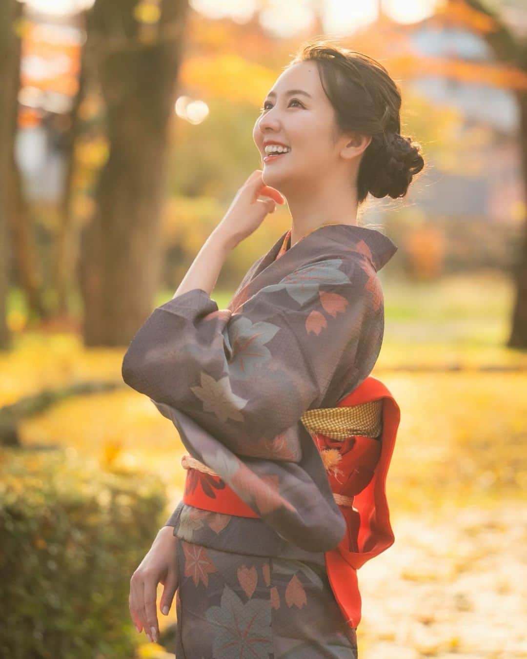 相場詩織さんのインスタグラム写真 - (相場詩織Instagram)「🍁  夕陽に照らされたイチョウの葉が ひらひらと舞い綺麗だった11月から 気づけば水墨画のような景色が広がる 12月へ❄️  言葉や写真に残しておきたい 宝物のような日々を過ごしているのですが、 仕事中は集中しすぎていつも写真を撮り忘れてしまうため Instagramの投稿が疎かになってしまっています🫢笑 (ストーリーはまめに投稿しています✌️) ラーメンの写真ばっかり撮っていないで 映える写真も撮れるように頑張りたいです🔥  そして、本日も「ストーンヘンジと縄文」シンポジウムに お越しいただきまして有難うございました✨ 貴重な機会に司会として関わらせていただけて いつも多くのことを学ばせていただけて有難いです😌  ざっくりですが現時点での12月のイベント情報を まとめました📝(クローズドイベントはのぞいています)  12月7日 こっちゃけ交流カフェ @秋田県立大 12月9日10日　アイラブ秋田産こめ粉そば粉フェスタ 12月16日 写と書の未来展 @さきがけホール 12月17日 身だしなみブラッシュアップセミナー 12月28日 就活イベント  2023年残り僅か、最後の最後まで 皆さんと楽しい思い出が作れたら嬉しいです🫶 いつも"Instagram見てます"と声をかけて下さって 本当に有難うございます🥰  #東北 #秋田 #角館 #武家屋敷 #紅葉 #着物」12月3日 22時35分 - shioriaiba0801