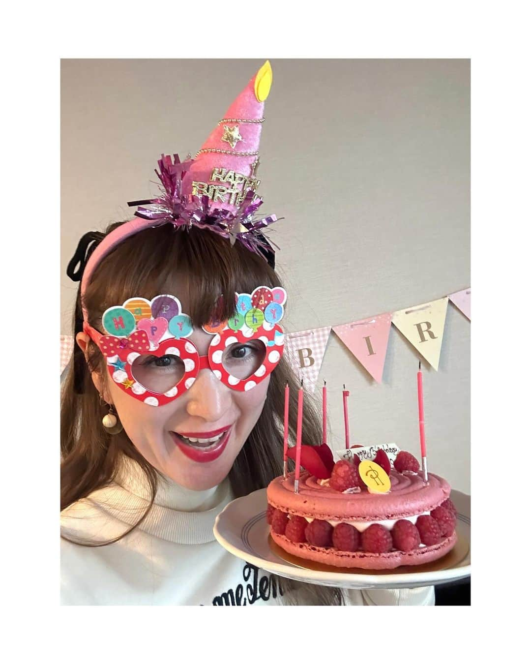 SHOKOさんのインスタグラム写真 - (SHOKOInstagram)「連日バースデーをお祝いして頂き、幸せな週末です🎂✨ 昨日は30年来の親友チームにお祝いしてもらって、大笑いしながら愛情たっぷりの美味しい手料理で乾杯🥂✨最高に楽しかった〜❣️ 姉妹からは、ローリングストーンズの復刻Tシャツ（ストーンズの新譜は今、一番聴いているから、嬉しさ倍増‼︎）や、オシャレなピンクのアスティエのエッフェル塔オーナメント🇫🇷な〜んて最高なプレゼント！心温まるメッセージカードも涙がでるほど宝物✨実は友人からアンダーウェアも頂いたけれど、写真は割愛♡ ケーキは、みんなが用意してくれたピエールエルメのピンクのイスパハンと、私の姉が持たせてくれた手作りの豆乳シフォンケーキにクッキー❤️🩷 我が子とも目一杯遊んでくれて、みんなの愛がいっぱいな時間に、今も幸せの余韻に浸っています✨」12月3日 22時44分 - shoko_london