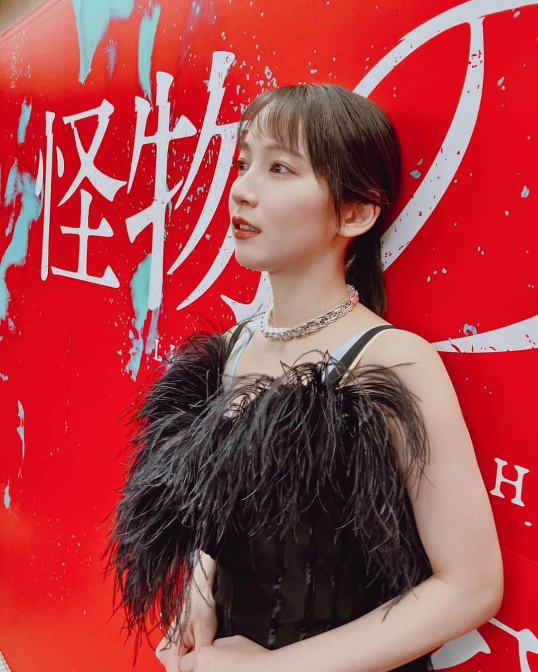 吉岡里帆のインスタグラム：「なんか急に投稿した画像消えました…🥶 こういう現象ありますか？ 皆様からのコメントごと消えてしまいました(悲しい😢) すみません。  ↓ 映画"怪物の木こり"公開しました！ 今回の衣装は怪物に寄せました🧌 やばいカップルみたいに仕上がりました。  あんなに笑った舞台挨拶は初めてかも💋 笑い過ぎて放心…  数々の衝撃シーンはぜひ劇場で🫀  @warnerjp_official  #怪物の木こり」