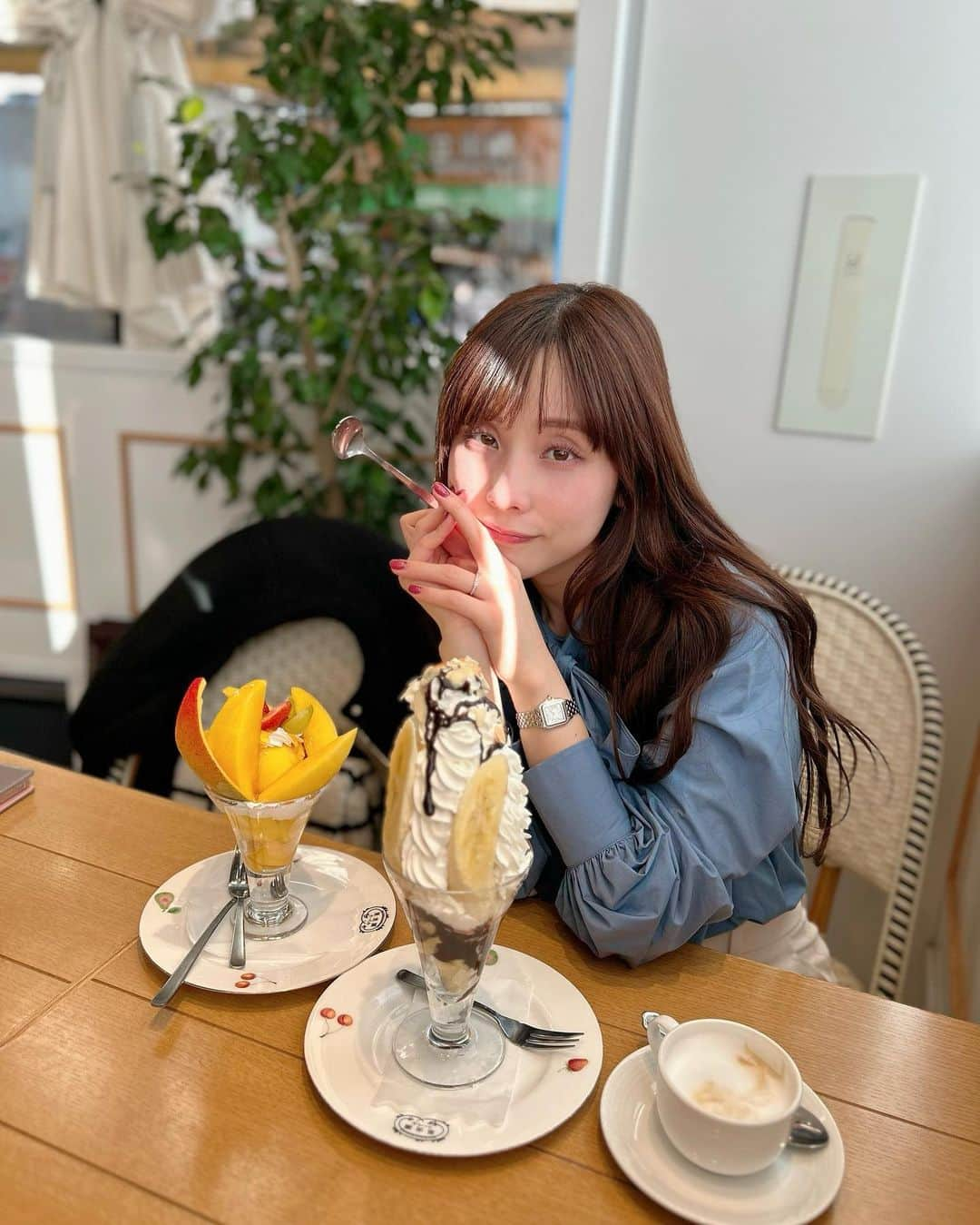 松雪彩花さんのインスタグラム写真 - (松雪彩花Instagram)「両親とお買い物&お食事へ。 お食事の前に腹ごしらえっと…🧁 信じてください！！２つは食べてません！！本当です！」12月3日 22時43分 - ayakamatsuyuki