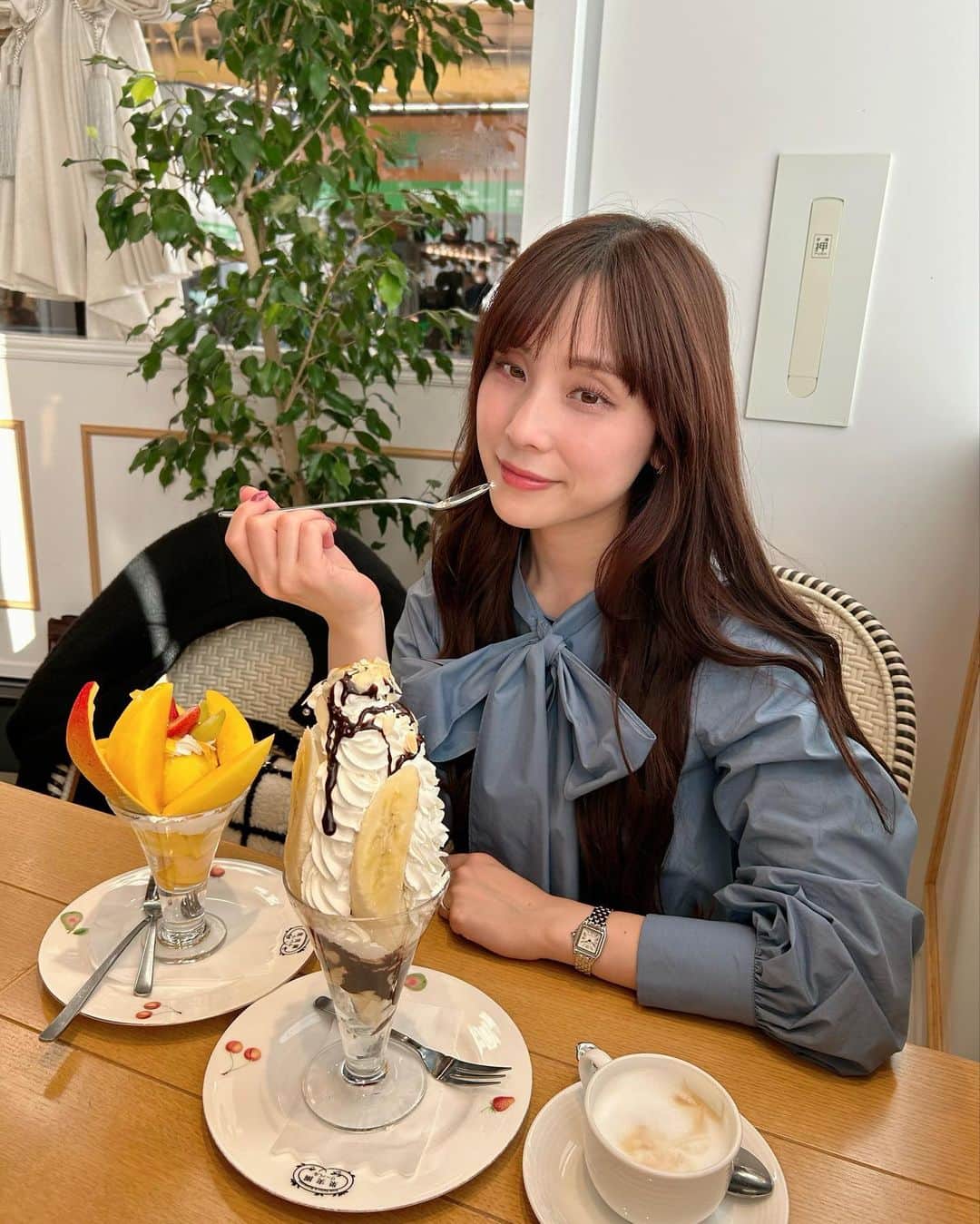 松雪彩花のインスタグラム：「両親とお買い物&お食事へ。 お食事の前に腹ごしらえっと…🧁 信じてください！！２つは食べてません！！本当です！」