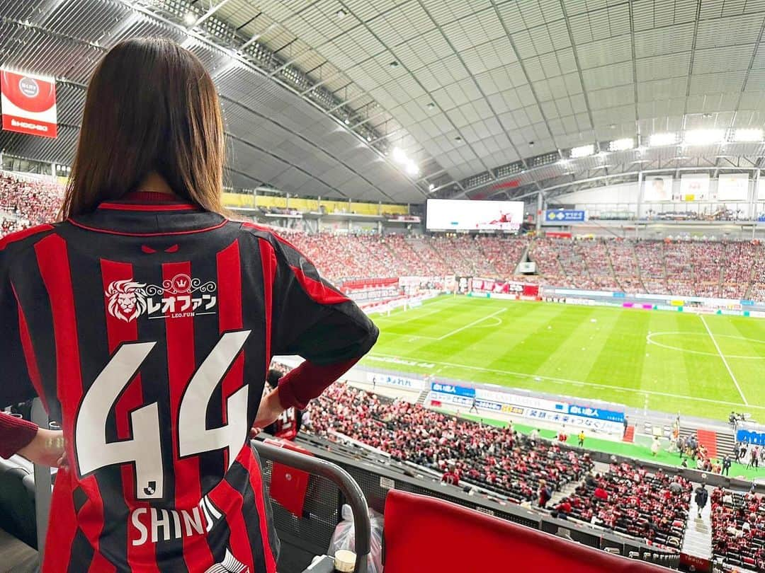 石野智子のインスタグラム：「⚽️❤️🖤  #小野伸二 選手、現役生活、本当にお疲れさまでした🙇 魔法がかかったようなプレー、練習を観ているだけで楽しくてワクワクする感覚…ずっと忘れません。 夢のような時間をありがとうございました🪄  引退会見ではまさかの“excellent”までいただけて わたくし感無量でした…🙇✨  #consadole #札幌浦和 #コンサドーレ #北海道コンサドーレ札幌 #Jリーグ #サッカー #アナウンサー」