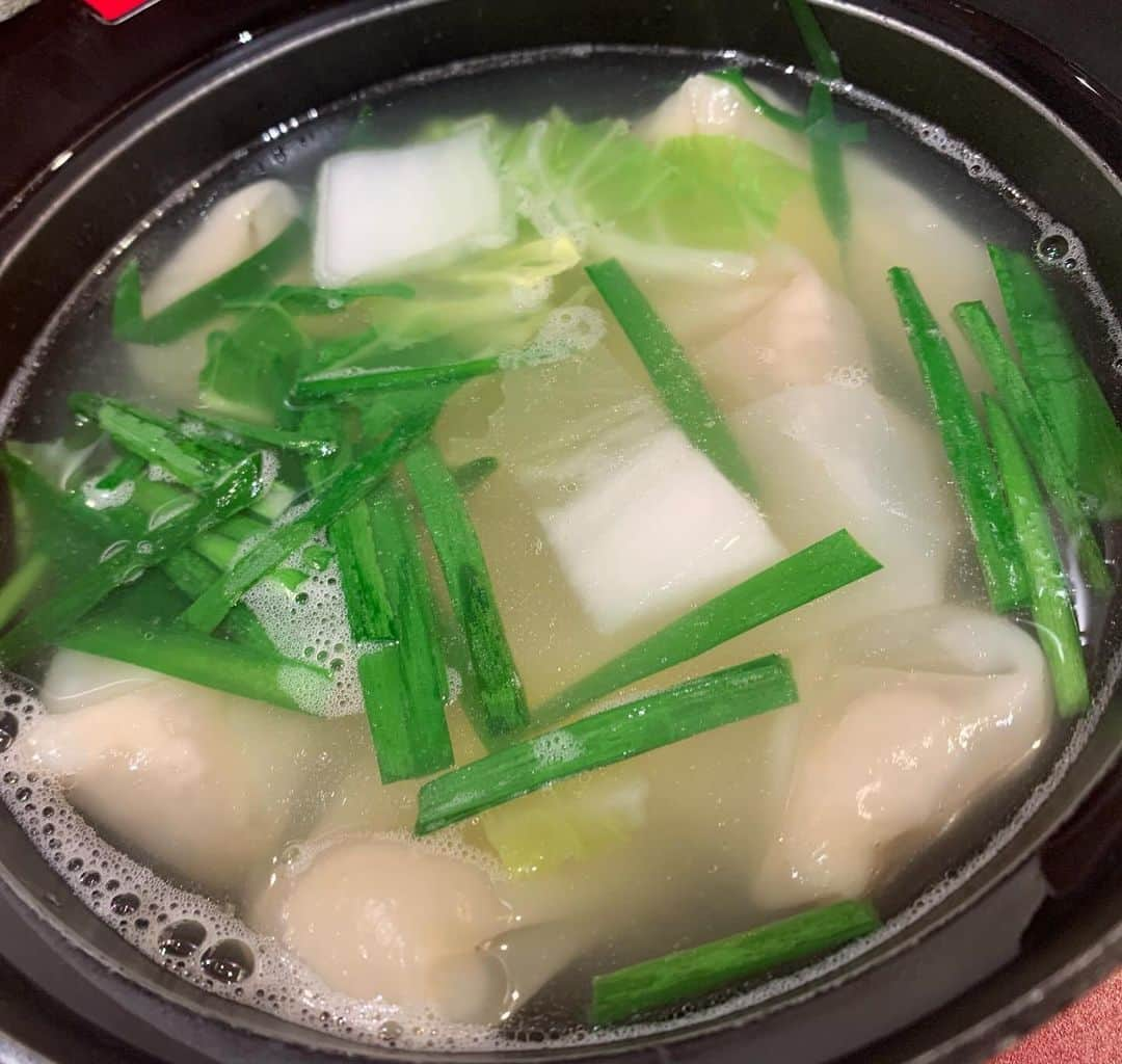 昴生さんのインスタグラム写真 - (昴生Instagram)「晩飯！！ #福岡の劇場を出て #博多駅へ！ #そこで #一人晩ご飯！ #宝雲亭 さん！ #博多一口餃子！ #うまいー！ #パリパリジューシー！ #一つ食べて二つ食べて一つ食べて #を繰り返す！ #そしたら後半一つ食べて一つになるから！ #二つ食べて二つ食べた！ #まあそういうことです！ #ニラ玉でシャキシャキを感じて #ワンタンスープで今日の疲れを洗い流す！ #今日は色々あった！ #長い一日やった！ #餃子の写真を嫁に送ったら #餃子だけちゃうやろと言われた！ #別に嘘をついたつもりはないけどバレるもんやなぁ！ #そらおれが餃子だけで終わる男やないって嫁も知ってるからやろなぁ！ #あんたは餃子だけで終わる男やないんやで！ #惚れ直したやろなぁ！」12月3日 22時44分 - mikikousei