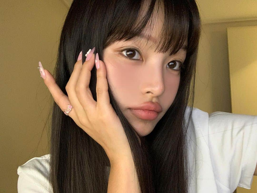 カン・ギョンミンのインスタグラム：「💅🏼🎀💗 오랜만에 핑쿠 네일하구」