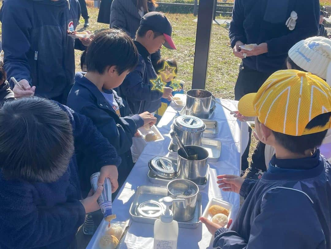 生島早織さんのインスタグラム写真 - (生島早織Instagram)「今日は、町内お餅つき大会🎌  大会ではなく、町内美化の日で、子供たちも街をキレイにするお手伝いをしました。 その後に用意されていたお餅つき❣️  双子達は、野球の練習には終わり次第合流という事で、練習着のママ参加❣️ 次男、帽子が違うけど😅  去年まではサポートが必要だったけど、今年は1人ずつ頑張りました💪  自分達でついたお餅は格別でしょう❣️ お友達と一緒と食べるとなお美味しい😍  きな粉・あんこ・大根おろし・砂糖醤油・海苔。  子供達制覇していました🤣  この週末も楽しかった〜  だけではなかった💦  土曜日、昼間に車に乗ろうと思ったらエンジンがかからない💦💦  まさかのバッテリーが・・÷🔋  購入2年目 走行距離5万キロ越え  普通では考えにくい・・・⁉️  そういえば・・・  子供もたちが、室内灯点けたの気付かず、そのまま朝になって・・・ と言う事が何度かあった❗️ いや、なん度もあった❗️  それだけが原因⁉️  乗り方にもあるらしい💦  送迎だけのちょこっと乗り🚗  これは、最近増えた💦  気温等の影響もある⁉️  ご近所さんは、週末と言うこともあり外出中🏠 お友達も連絡が付かなかったり、ハイブリッド車だったり・・・  頼みの綱のJAFは、直ぐには来てもらえない💦  そこで・・・  先月から所属させて頂いたスポンサーさんの・・・ 社長に助けて頂きました😅  いつもの運転手さんも休日出勤させてしまった😭  本当にすみません🙇‍♀️🙇‍♀️🙇‍♀️  エンジン掛からなくなる人、最近見た事ないけど〜  まさか自分が😱  しかし、不幸中の幸い‼️  自宅で良かった😢  いや〜 助けて頂いた社長❣️ 電話かけまくったご近所に住むお友達❣️ みんなありがとう〜🥹  どんな時もみなさんに支えられて今の私があります🥹  どうかこれに懲りず、引き続きお世話して下さい❣️😅  来年は、恩返し出来る年にします💪  今年も残す所1ヶ月弱🎄  しっかり車の点検して頑張りましょう〜🚗😅  #双子育児 #双子ママ #餅つき大会  #町内美化 #町内イベント #まさかの #バッテリー上がった #野球少年 #みんなありがとう #来年こそ」12月3日 22時47分 - saori.ikushima