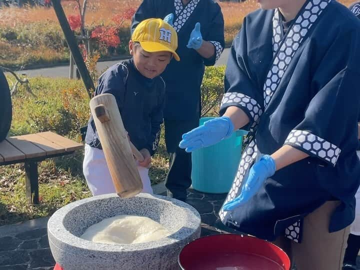 生島早織のインスタグラム：「今日は、町内お餅つき大会🎌  大会ではなく、町内美化の日で、子供たちも街をキレイにするお手伝いをしました。 その後に用意されていたお餅つき❣️  双子達は、野球の練習には終わり次第合流という事で、練習着のママ参加❣️ 次男、帽子が違うけど😅  去年まではサポートが必要だったけど、今年は1人ずつ頑張りました💪  自分達でついたお餅は格別でしょう❣️ お友達と一緒と食べるとなお美味しい😍  きな粉・あんこ・大根おろし・砂糖醤油・海苔。  子供達制覇していました🤣  この週末も楽しかった〜  だけではなかった💦  土曜日、昼間に車に乗ろうと思ったらエンジンがかからない💦💦  まさかのバッテリーが・・÷🔋  購入2年目 走行距離5万キロ越え  普通では考えにくい・・・⁉️  そういえば・・・  子供もたちが、室内灯点けたの気付かず、そのまま朝になって・・・ と言う事が何度かあった❗️ いや、なん度もあった❗️  それだけが原因⁉️  乗り方にもあるらしい💦  送迎だけのちょこっと乗り🚗  これは、最近増えた💦  気温等の影響もある⁉️  ご近所さんは、週末と言うこともあり外出中🏠 お友達も連絡が付かなかったり、ハイブリッド車だったり・・・  頼みの綱のJAFは、直ぐには来てもらえない💦  そこで・・・  先月から所属させて頂いたスポンサーさんの・・・ 社長に助けて頂きました😅  いつもの運転手さんも休日出勤させてしまった😭  本当にすみません🙇‍♀️🙇‍♀️🙇‍♀️  エンジン掛からなくなる人、最近見た事ないけど〜  まさか自分が😱  しかし、不幸中の幸い‼️  自宅で良かった😢  いや〜 助けて頂いた社長❣️ 電話かけまくったご近所に住むお友達❣️ みんなありがとう〜🥹  どんな時もみなさんに支えられて今の私があります🥹  どうかこれに懲りず、引き続きお世話して下さい❣️😅  来年は、恩返し出来る年にします💪  今年も残す所1ヶ月弱🎄  しっかり車の点検して頑張りましょう〜🚗😅  #双子育児 #双子ママ #餅つき大会  #町内美化 #町内イベント #まさかの #バッテリー上がった #野球少年 #みんなありがとう #来年こそ」