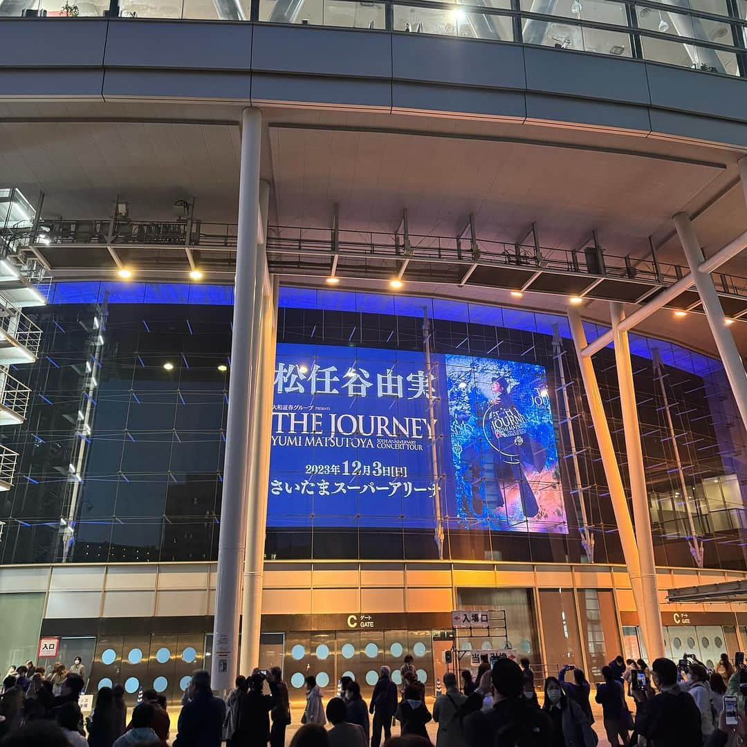 土井地博のインスタグラム：「50th Anniversary 松任谷由実コンサートツアー「The Journey」  ユーミンデビュー50周年。 松任谷由実、荒井由実全開。  アンコールのアレで涙してお腹空いたので椎名町 南天で肉そば。  #松任谷由実 #荒井由実 #50th」