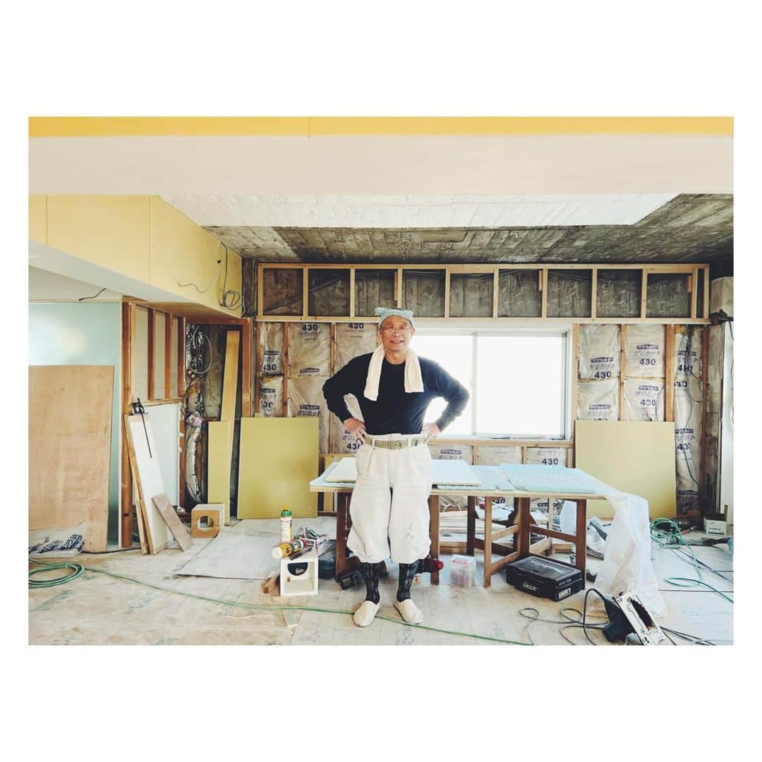 高橋ヨーコのインスタグラム：「我が家の内装工事の大工さん。76歳現役バリバリ！丁寧な仕事、ありがとうございます❤️ #ねじり鉢巻」