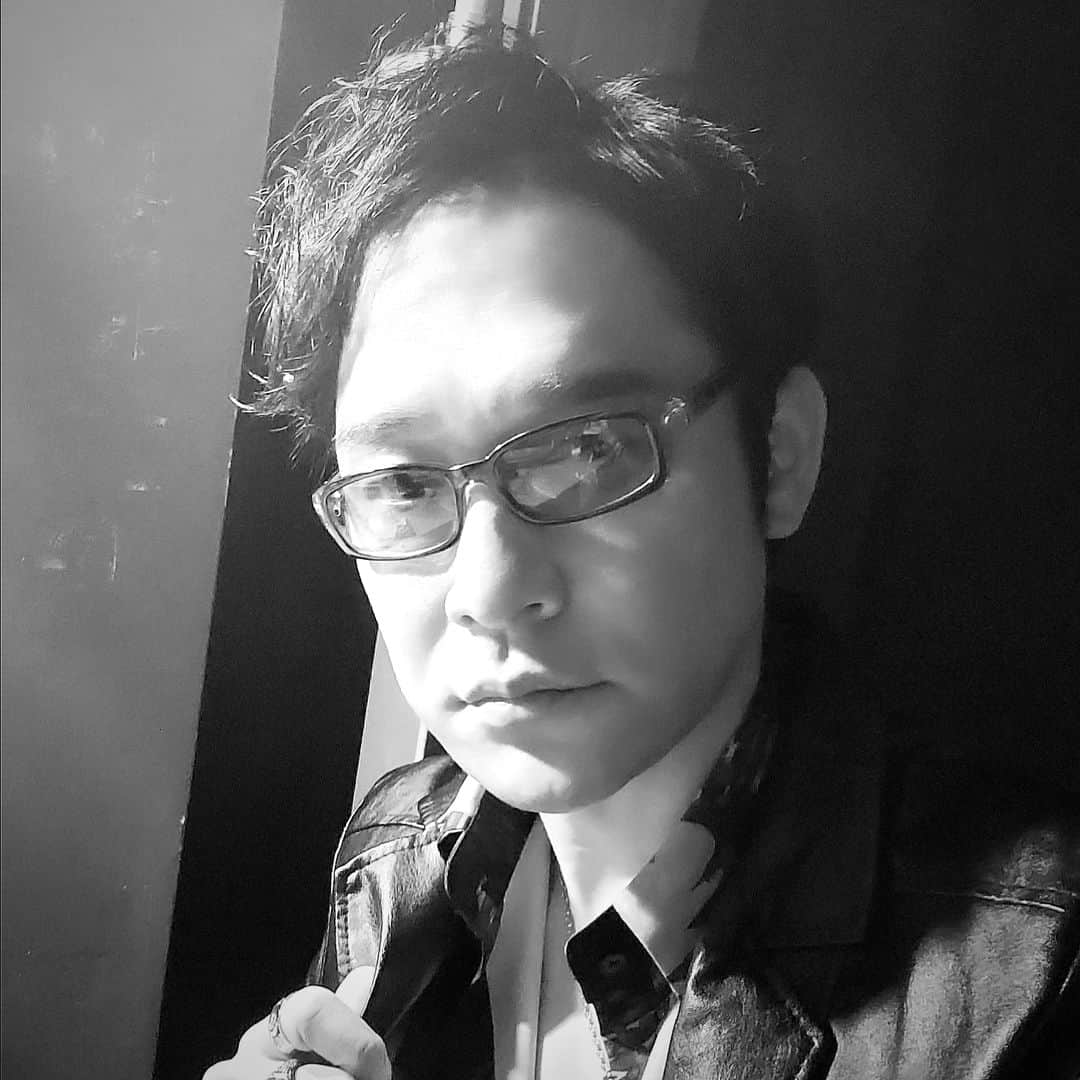 和泉宗兵さんのインスタグラム写真 - (和泉宗兵Instagram)「『幻のイントルーダー』 沢山のご来場本当にありがとうございました！ 素敵な作品に携われたこと、青木滉平座長の初座長公演に携われたこと、佐野瑞樹さんの50歳記念公演に携われたこと、本当に有難く思います。  千秋楽のカーテンコールで見せた滉平座長の涙は美しかった。　  魅力的な共演者たちに力のあるスタッフさんの支えで毎公演新鮮に作品をお届け出来ました。  WBBは次回の『冒険者たちのホテル』にも出演させていただきます。  ぜひお楽しみに！  #イントルーダー」12月3日 22時50分 - dehi_izumi