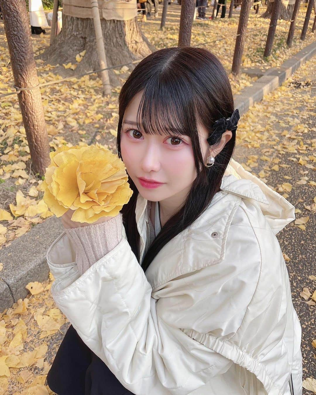 一宮彩夏のインスタグラム：「𓅫𓂃𓅫𓂃𓅫 ⁡ ⁡ ⁡秋満喫した🍂 イチョウを集めたら花束になるんだよ🫣 ⁡ #jamscollection #ジャムズ #一宮彩夏 #outfit #photooftheday #selfie #instagood#portrait #instafhoto #idol  #japanidol #ootd #ootdfashion#自撮り#秋コーデ #いちょう並木」