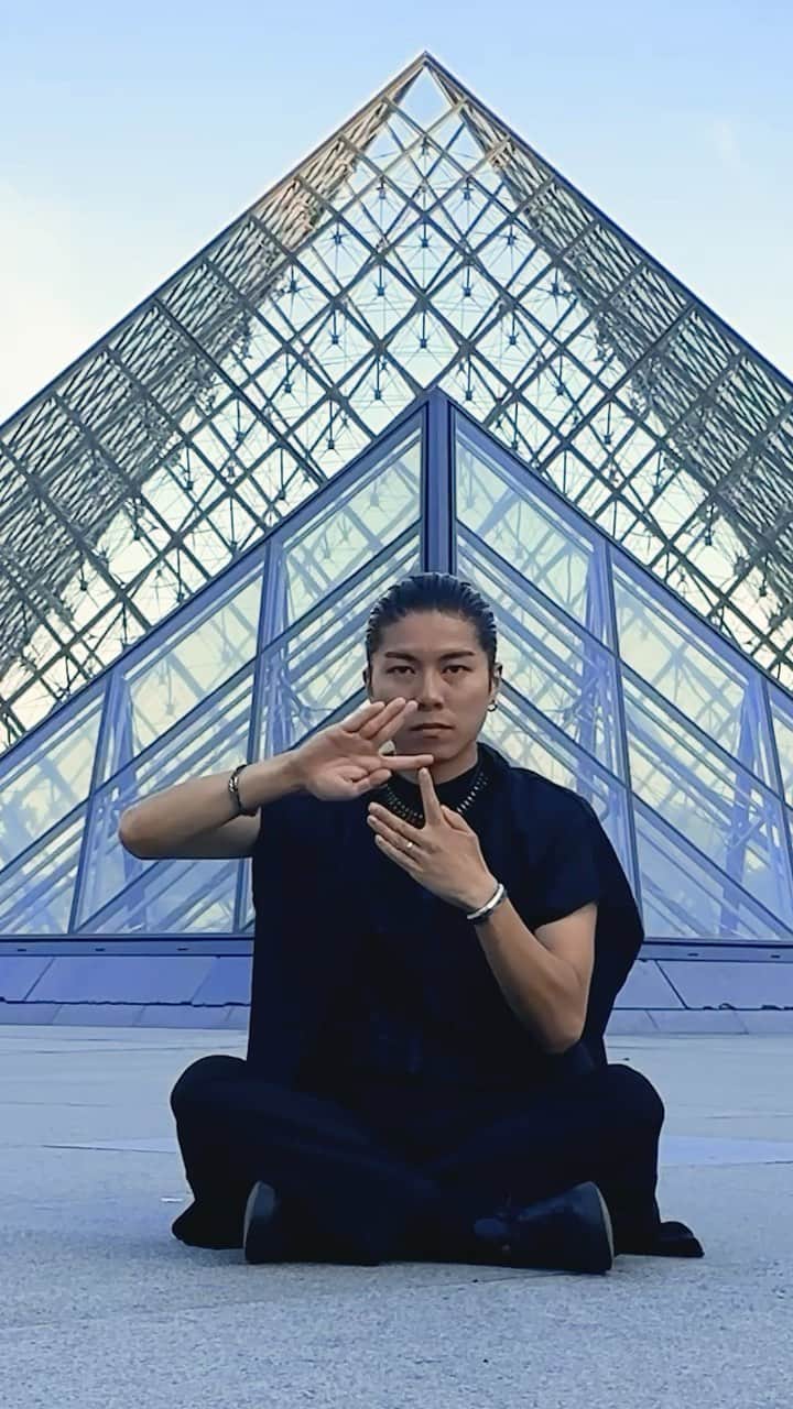 RYOGA -XTRAP-のインスタグラム：「Louvre pyramid was very impressive 🔥 And it’s so hard to get videos without people 😆   早朝のルーブルでしばしピラミッドを堪能させて頂きました🙏肝心の美術館は広すぎて見れなすぎて未練ありです。  #fingertutting #tutting #geometricart」
