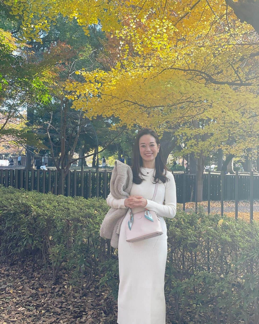 沢瀉美緒のインスタグラム：「※ Sunny ☀️  . お寿司前の上野公園🍂 . 東京の紅葉と言えば銀杏なのかな。 . . #銀杏 #上野公園 #ginkgo」