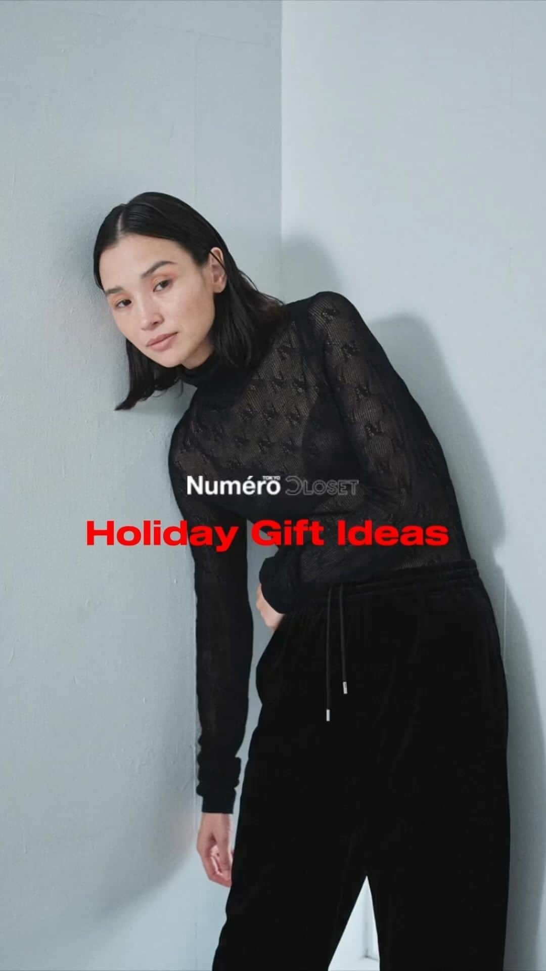 Numero TOKYOのインスタグラム：「Numéro TOKYO」が展開するオンラインストア「Numero CLOSET」で発売中のアイテムより、今年のホリデーギフトやホリデーシーズンに着たくなるアイテムたちをご紹介🎄  Numero CLOSETは、「黒」にフォーカスしたアイテムをセレクト。あなたのお気に入りが見つかるはず🖤  アイテム詳細は @numerocloset もしくはオンラインストアにてチェック！  #numerotokyo #numerocloset #magazine #mode #fashion #art #culture #beauty #lifestyle #people #photo #tokyo」