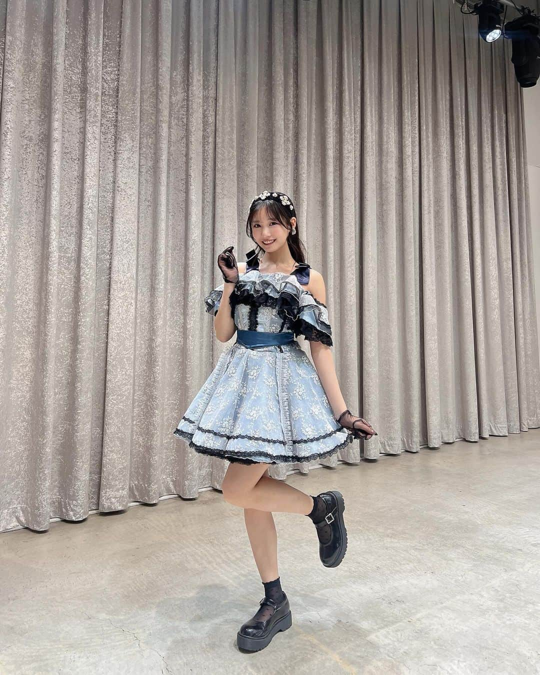 横野すみれさんのインスタグラム写真 - (横野すみれInstagram)「👗♡  #SUMIREgraph 発売イベント& #横野すみれ生誕祭2023  ありがとうございました💐  今年もみんなにお祝いしてもらえて嬉しかったよ🥲 またこうしてソロでイベントさせてもらえるって 本当に幸せなことです🍀  今日のために用意してもらったアイドル衣装👗💞 みんなにたくさん可愛いって言ってもらったの嬉しかったな🥰  そしてそして、、  💐オンライントーク会のお知らせ💐  フォトブック #SUMIREgraph #6 の通販が 決定しました💞 なんと今回は購入特典として、みんなからの要望が多かったオンライントーク会をすることになりました🎊  私のお誕生日当日、12/12(火)夜20時頃からの予定です！詳しくはまたお知らせするので一緒にたくさんお話し出来たらいいな〜📞  #横野すみれ #生誕祭 #誕生日ケーキ #ヘアアレンジ #黒髪ロング #リップメイク #カチューシャアレンジ #アイドル衣装」12月3日 22時59分 - yokono_sumire