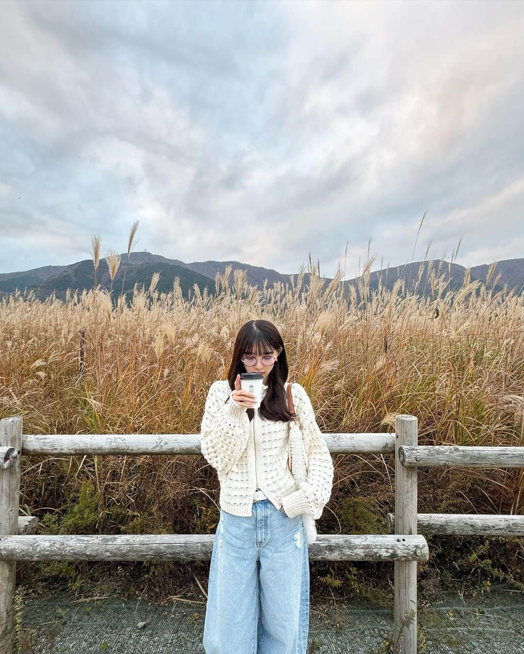 大槻アイリさんのインスタグラム写真 - (大槻アイリInstagram)「もうすっかり寒いね〜🌬️🍂 今年は親友ちゃんが念願だったススキ野原に連れてってくれた🚙💨🌾🌾 ・ tops: @fray_id  pants: @herin.cye  bag: @shein_japan  bag strap: @bibiy_official  shoes: @gucci」12月3日 22時59分 - airi_otsuki