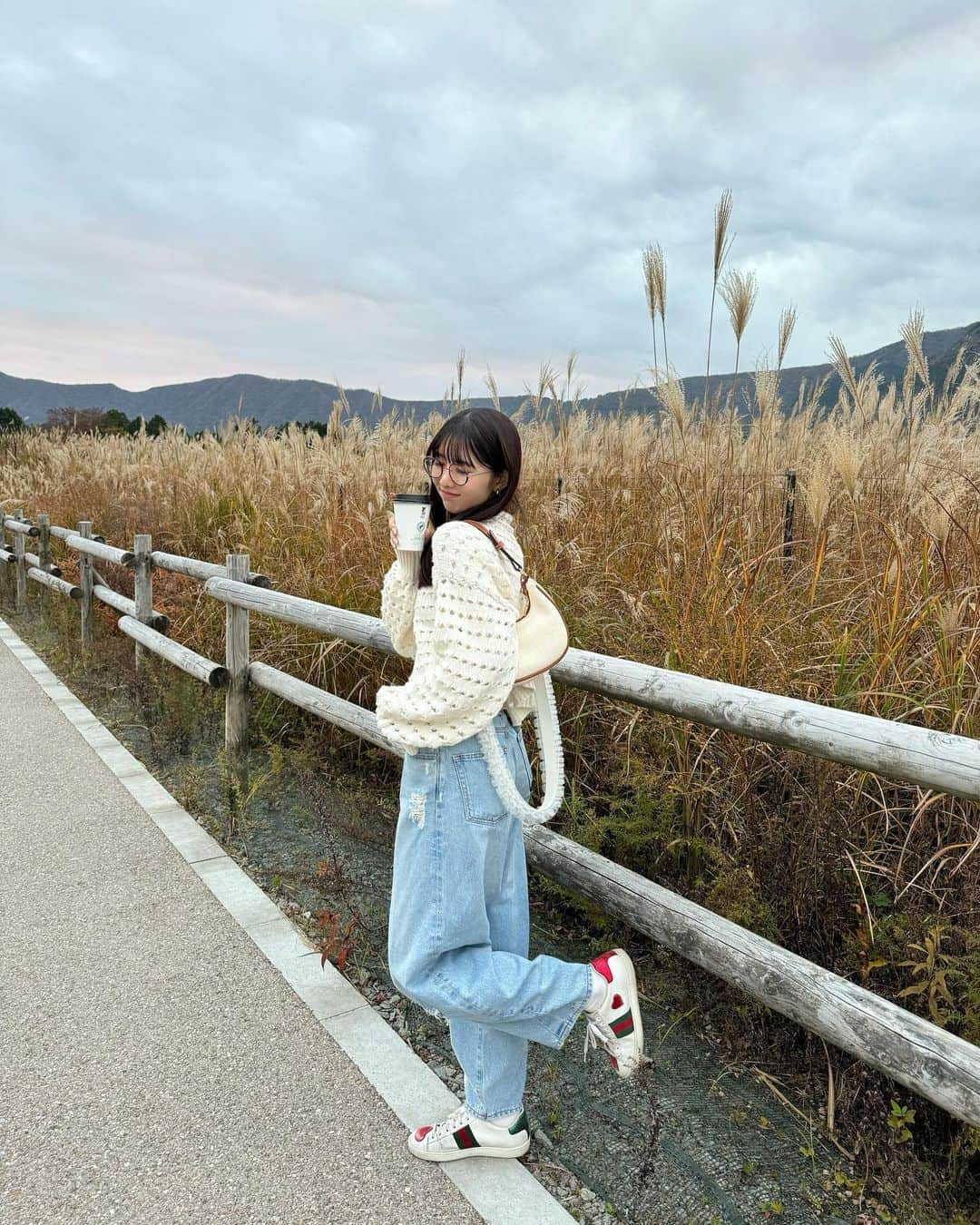 大槻アイリさんのインスタグラム写真 - (大槻アイリInstagram)「もうすっかり寒いね〜🌬️🍂 今年は親友ちゃんが念願だったススキ野原に連れてってくれた🚙💨🌾🌾 ・ tops: @fray_id  pants: @herin.cye  bag: @shein_japan  bag strap: @bibiy_official  shoes: @gucci」12月3日 22時59分 - airi_otsuki