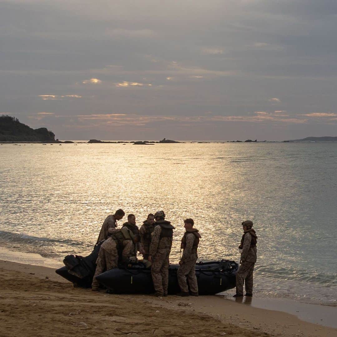 アメリカ海兵隊さんのインスタグラム写真 - (アメリカ海兵隊Instagram)「Boat Raid 🛥️   📍 Kin Blue Beach Training Area, Okinawa (Nov. 30, 2023)  #Marines with @31stmeu practice landing combat rubber raiding craft (CRRC) on the beach.   The Marines rehearse CRRC tactics and procedures to increase proficiency for amphibious raids and landings.   📷 (U.S. Marine Corps photo by Cpl. Elijah Murphy)  #USMC #MarineCombatArms」12月3日 23時00分 - marines