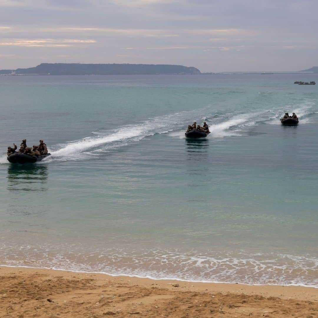 アメリカ海兵隊さんのインスタグラム写真 - (アメリカ海兵隊Instagram)「Boat Raid 🛥️   📍 Kin Blue Beach Training Area, Okinawa (Nov. 30, 2023)  #Marines with @31stmeu practice landing combat rubber raiding craft (CRRC) on the beach.   The Marines rehearse CRRC tactics and procedures to increase proficiency for amphibious raids and landings.   📷 (U.S. Marine Corps photo by Cpl. Elijah Murphy)  #USMC #MarineCombatArms」12月3日 23時00分 - marines