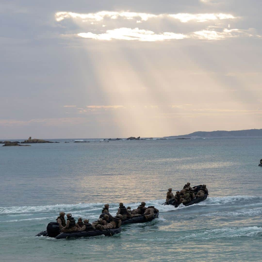 アメリカ海兵隊さんのインスタグラム写真 - (アメリカ海兵隊Instagram)「Boat Raid 🛥️   📍 Kin Blue Beach Training Area, Okinawa (Nov. 30, 2023)  #Marines with @31stmeu practice landing combat rubber raiding craft (CRRC) on the beach.   The Marines rehearse CRRC tactics and procedures to increase proficiency for amphibious raids and landings.   📷 (U.S. Marine Corps photo by Cpl. Elijah Murphy)  #USMC #MarineCombatArms」12月3日 23時00分 - marines