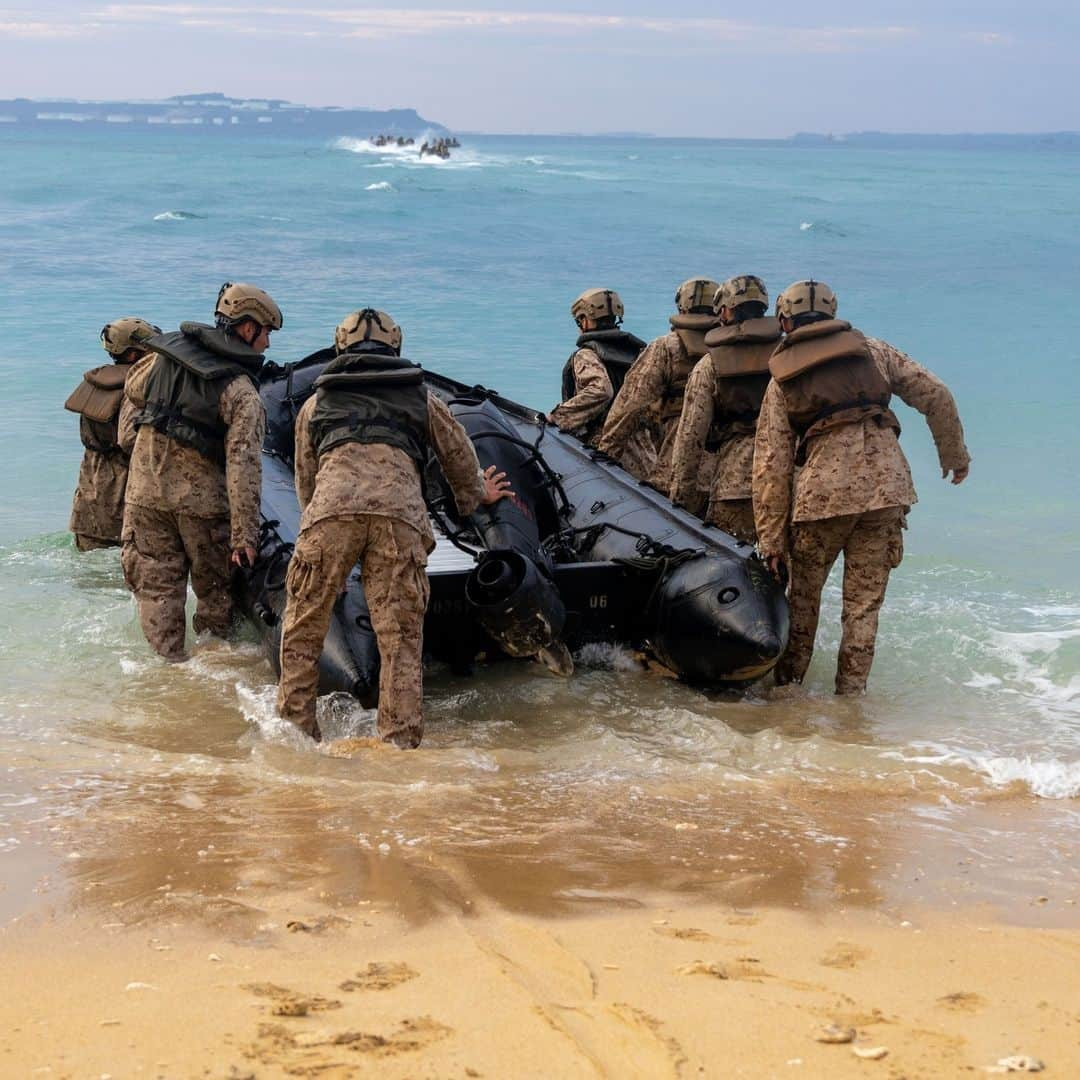 アメリカ海兵隊さんのインスタグラム写真 - (アメリカ海兵隊Instagram)「Boat Raid 🛥️   📍 Kin Blue Beach Training Area, Okinawa (Nov. 30, 2023)  #Marines with @31stmeu practice landing combat rubber raiding craft (CRRC) on the beach.   The Marines rehearse CRRC tactics and procedures to increase proficiency for amphibious raids and landings.   📷 (U.S. Marine Corps photo by Cpl. Elijah Murphy)  #USMC #MarineCombatArms」12月3日 23時00分 - marines