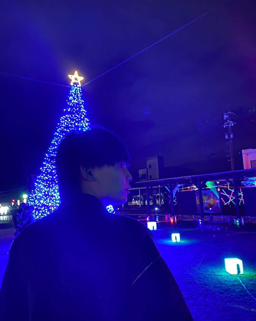 中村榛さんのインスタグラム写真 - (中村榛Instagram)「もう12月じゃん🎄  美容室の帰りにライトアップされてるクリスマスツリーを見つけたので記念に📷　  早く雪降らないかなー」12月3日 23時00分 - naka.haru0819