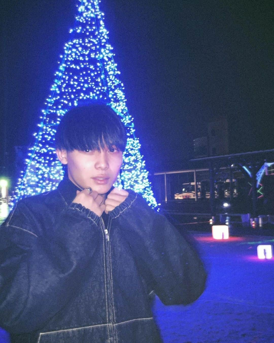 中村榛さんのインスタグラム写真 - (中村榛Instagram)「もう12月じゃん🎄  美容室の帰りにライトアップされてるクリスマスツリーを見つけたので記念に📷　  早く雪降らないかなー」12月3日 23時00分 - naka.haru0819