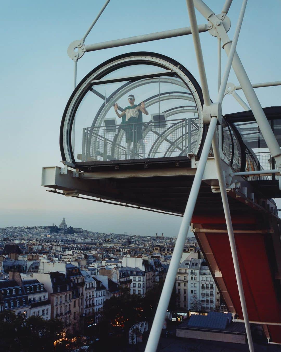 Vogue Parisのインスタグラム：「What better place to celebrate fashion and art than the @CentrePompidou in Paris, the UFO in glass-and-metal designed by #RenzoPiano that shattered existing architectural codes when it was inaugurated? It stars in a major fashion shoot featuring the top model Ida Heiner, who covers our December/January 2024 issue. On newsstands now.  Quel meilleur lieu que le Centre Pompidou à Paris, ovni de verre et de métal signé Renzo Piano qui a dynamité les codes de l’architecture à son ouverture, pour célébrer la mode et l’art, dans une grande série mode avec la top Ida Heiner, en couverture de notre numéro de décembre-janvier 2024, en kiosque actuellement.  Ida wears @LouisVuitton.  Photographer: @TheodeGueltzl Stylist: @RobbieSpencer Make-up: @AnthonyPreel_ Hair Stylist: @OlivierSchawalder Set Design: @Mila_Ty Production: @Brachfeld_  Remerciements au @CentrePompidou. Le Centre Pompidou a été créé par les architectes Renzo Piano et Richard Rogers.  Head of Editorial Content: @EugenieTrochu Global Creative Director: @Juancp Global Director, Talent & Casting: @Mrsvoguester  #voguefrance #idaheiner #centrepompidou #rabanne #theodegueltzl」