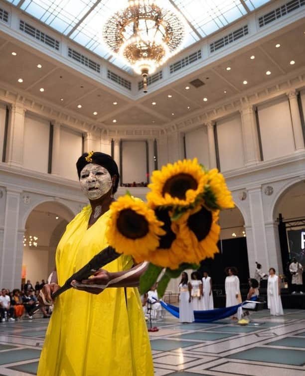 ブルックリン美術館のインスタグラム：「Explore ancestral remembrance through ritual, movement, and meditation.⁠ ⁠ The holidays can lead us to miss loved ones. Remember them on December 16 in A Sacred Circle: Ancestral Altars and Embodied Movement, an immersive workshop inspired by María Magdalena Campos-Pons: Behold. Tour the exhibition with curator, Carmen Hermo (@chermosa) and join healing practitioner, Lake E. (@embody_lake), in embracing diasporic practices of altar-making, self-reiki, and dance. ⁠ ⁠ Save your spot through the link in our bio. ⁠ ⁠ 📷 Campos-Pons Symposium: Behold, 09/16/2023. Brooklyn Museum. (Photo: Naeem Douglas/Souls in Focus)⁠ (@naeemdouglas_)  ⁠ #BeholdBkM #BrooklynMuseum #MariaMagdalenaCamposPons」