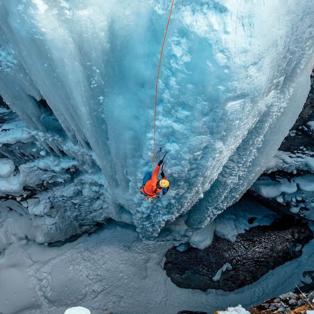 Discoveryのインスタグラム：「Rock climbing, but make it slippery. 😨🧗‍♀️  A climber scales a frozen waterfall in #Canada's #KootenayNationalPark.   📷: Alex Ratson  #iceclimbing」