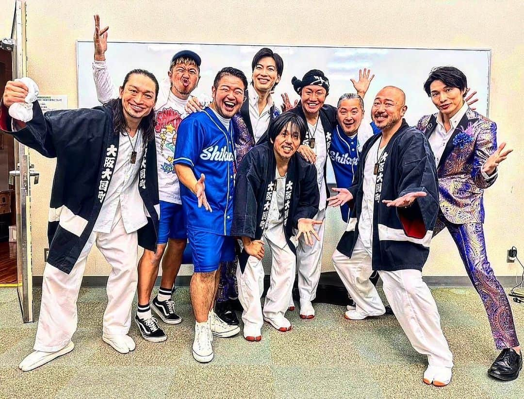 KLUTCHのインスタグラム：「2023.12.3 片品村観光協会×fm gunma KWFP! (Katashina Waiwai Groovin' FES Project) @群馬県・片品村文化センター ⁡ ⁡ 外は雪降ってて寒かったけど、会場はあったかかったなー。 ⁡ 14年ぶりとなる群馬県でのLIVE。 久しぶりのシクラメンのみんなとの再会、風輪としては初めての共演、内藤さんと横塚さんはじめfm gunmaのみなさん、スタッフのみさん、そして何より寒いなか会場に足を運んでくれたリスナーのみなさん！！！ ⁡ 楽しい時間をありがとうございました。 ⁡ ⁡ 次は早いうちにまた戻って来れるように頑張ろ！！！ それまで群馬のみなさん応援お願いします。 ⁡  次回のLIVEは山口県！！！ 湯田温泉に出没しますよ。 ⁡ ⁡ ⁡ ⁡ ⁡ ⁡ ⁡ #KWFP #片品村 #片品村文化センター #fmgunma #シクラメン #風輪 #ETKING #KLUTCH #センコウ #コシバKEN #DJBOOBY #大阪 #群馬 #音楽 #music #LIVE #LIFE #おおきにこの出会いに感謝 #一生忘れられないよ」