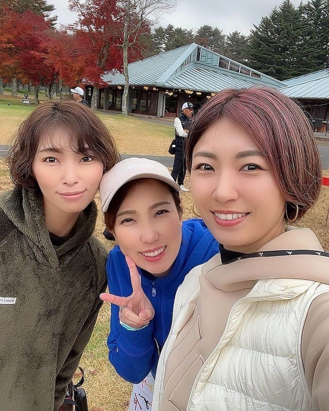 Alyssaさんのインスタグラム写真 - (AlyssaInstagram)「時差投稿⭐️ TABEO CUP⛳️  久しぶりに参加したら とても楽しかったー🥰  超久しぶりの同組🤩 癒しとストイックが共存する　@miya.tomoko ちゃん🫶 想像より大人しめのウェアだった😂　絶好調　@chindon_golf_tkg  マイペースな優男🫶　@hidekichi_gologolo  みんなのおかげで楽しくラウンド出来ました✨  やっちゃんとのぶさんと前泊後泊もできて、 軽井沢を満喫できました🤗✨  皆様ありがとうございました🥰🥰🥰  #紅葉ドンピシャ #例年より暖かかった✨ #相変わらず🍵さんの始球式すごかった🤣 #わちゃわちゃ感よき #相変わらず新ペリハマらないけど楽しければよし😇笑 #instagolf #golstagram #골프스타그램　#ゴルフ #golf #골프연습 #골프 #ゴルフ女子 #女子ゴルフ」12月3日 23時04分 - alyssa_golf