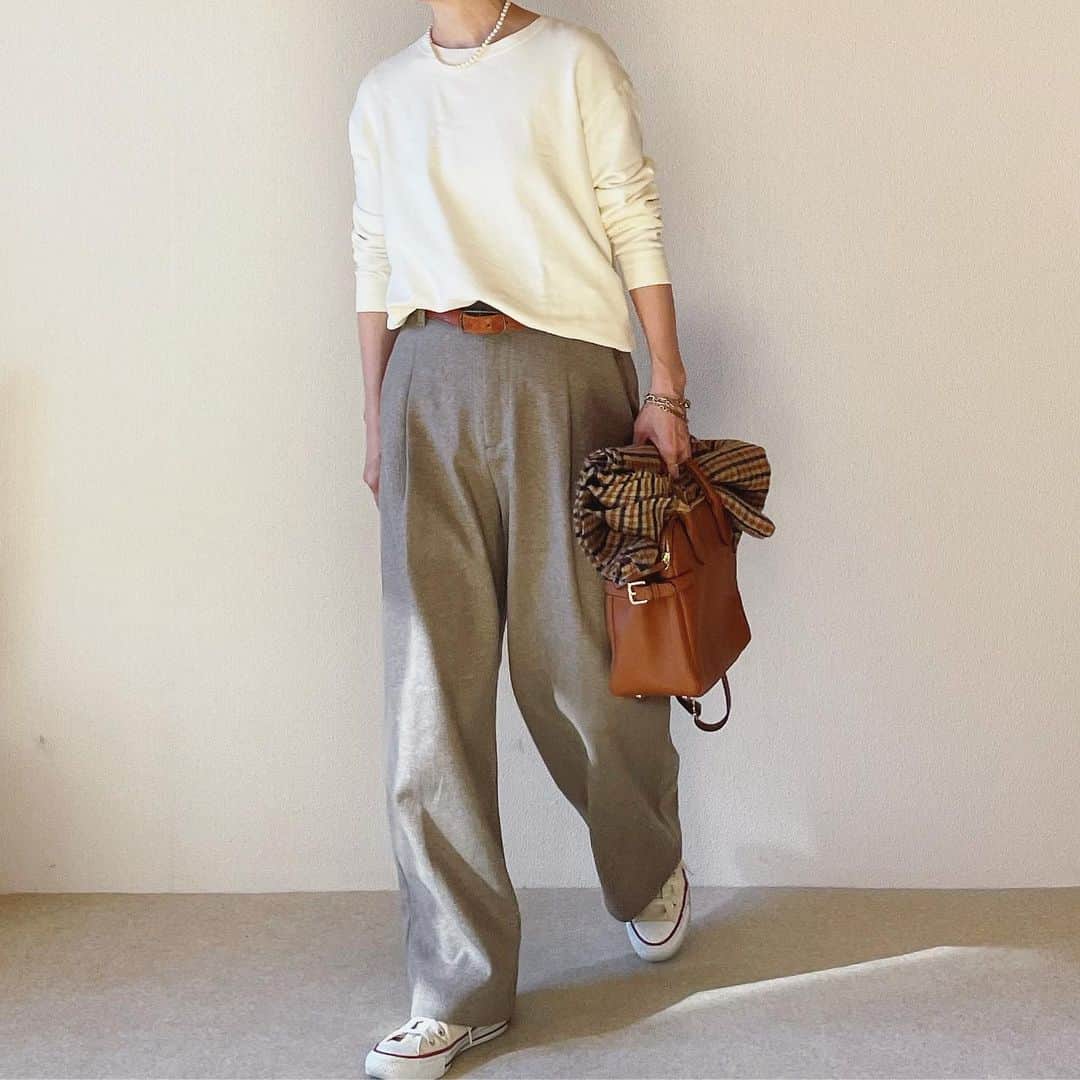 canariaのインスタグラム：「_  タック入りのパンツを買うのは かなり久々、ゆるっとした落ち感の綺麗なパンツに惹かれました。  tops #canaria_style pants #uniqlo  shoes #converse  bag #hayni stole #zara necklace #canariaaccessory   #アラフィフファッション #50代ファッション #大人カジュアル #uniqloandcomptoirdescotonniers  #canariacoordinates」