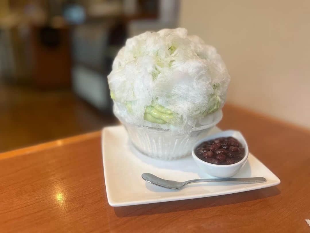 原田麻子のインスタグラム：「アボカドみるく あずき  安定のおいしさ。ほんとうにくせなく、食べやすいアボカド。美味しいー  #かき氷#かき氷🍧#おやつ#ごはん#sweets#shaveice#東京かき氷」