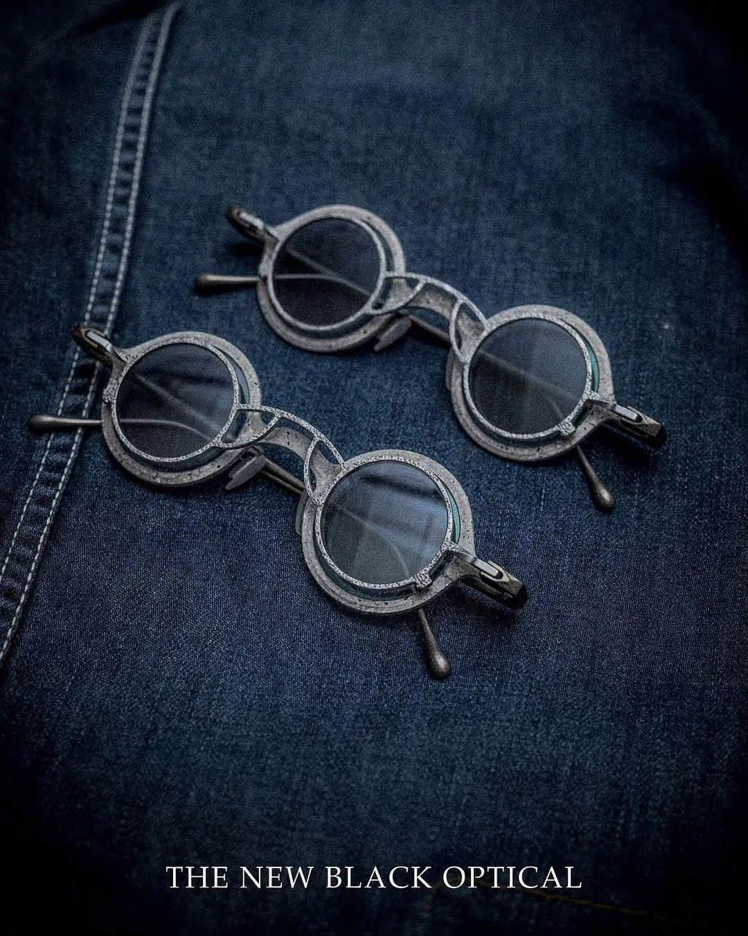 リガーズのインスタグラム：「Repost @thenewblackoptical  Don't miss the #RIGARDS Winter Showcase 2023 at the TST location starting Dec 1.  Rigards RG1911CU 別注「白石」新色注入！ 作為Rigards的皇牌型號, RG1911推出相當具特色的新色, 以白色石頭為概念, 打造相當原始狂野的風格！大家絕對要留意一下！  Rigards X The New Black Optical 展示會2023今天開始了！  Rigards X The New Black Optical 展示會2023 日期：12月1號至12月7號 地點：The New Black Optical 尖沙咀海港城店 時間：1-830pm」