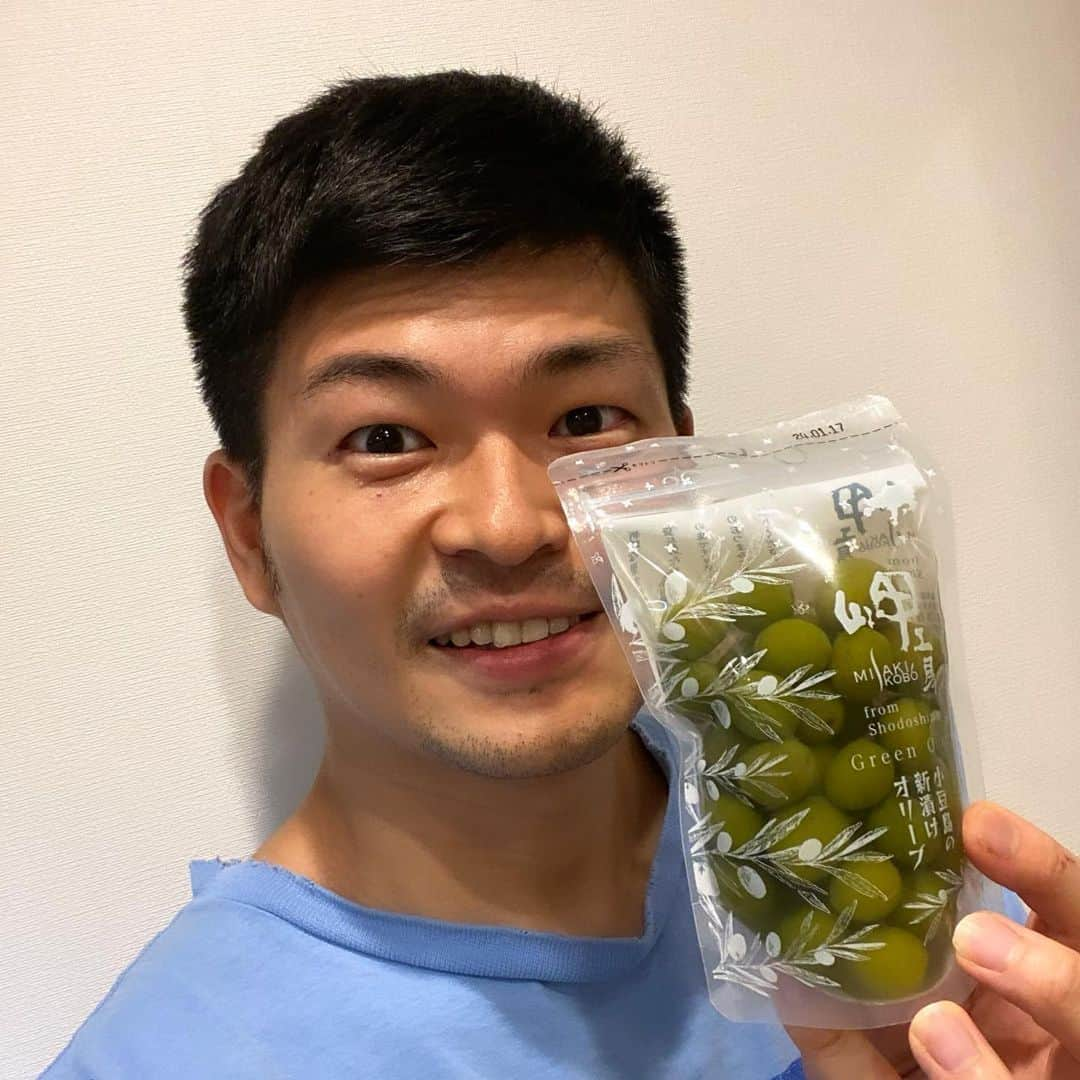 鈴木悠さんのインスタグラム写真 - (鈴木悠Instagram)「先日、#NHK高松 の元同僚が小豆島の新漬けオリーブをお土産でくれました🫒 美味しかったー！ そして、香川県に帰りたくなりました...🫒🫒🫒 #ありがとうございます #おいしくいただきました #次はお土産に小豆島自体をお願いします #久々に会っても久々感ゼロ  #高松はきょうも愉快です  #香川 #kagawa #そしてTシャツよれよれでごめんなさい」12月3日 23時10分 - yu_suzuki.tenki