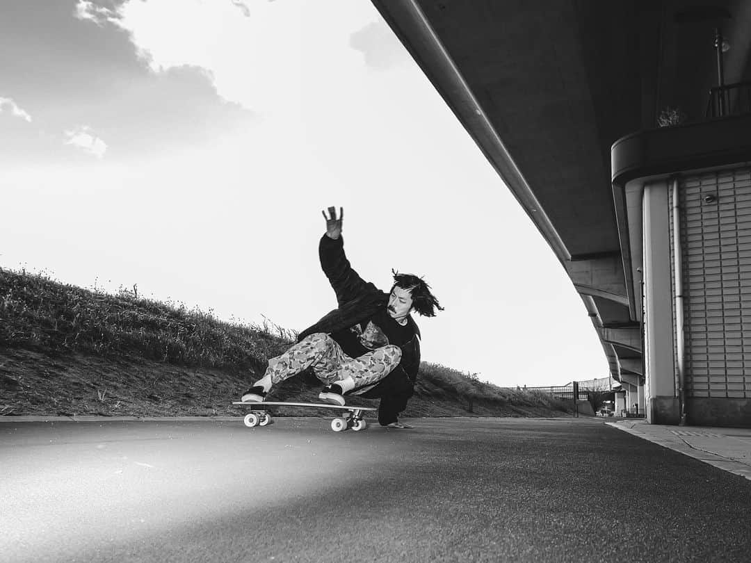 宇野陽介さんのインスタグラム写真 - (宇野陽介Instagram)「イケてる大人なスケーターを 📸 俺より年齢上のスケーターは、沢山居るし ハードで、テクニカルなストリートだけじゃ無く。 沢山のスタイルが存在するからスケートカルチャーは素晴らしい🛹  photo by @yorkuno   #スケートボード #streetphotography  #streetculture  #lumix  #lumixgh6 #兵庫」12月3日 23時10分 - yorkuno