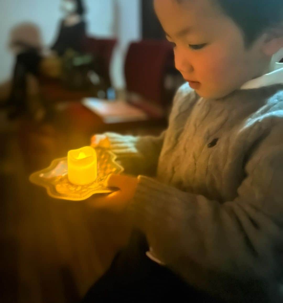 高橋ユウのインスタグラム：「🕯️🌉🎄 Zensei、習っているピアノ教室のおさらい会🎹 まだピアノは弾いていないからみんなで歌。 最後はキャンドルライトの中先生たちのロマンティックなクリスマスソングの演奏。 聴きながら、光とともに癒されているZensei。  #3歳」