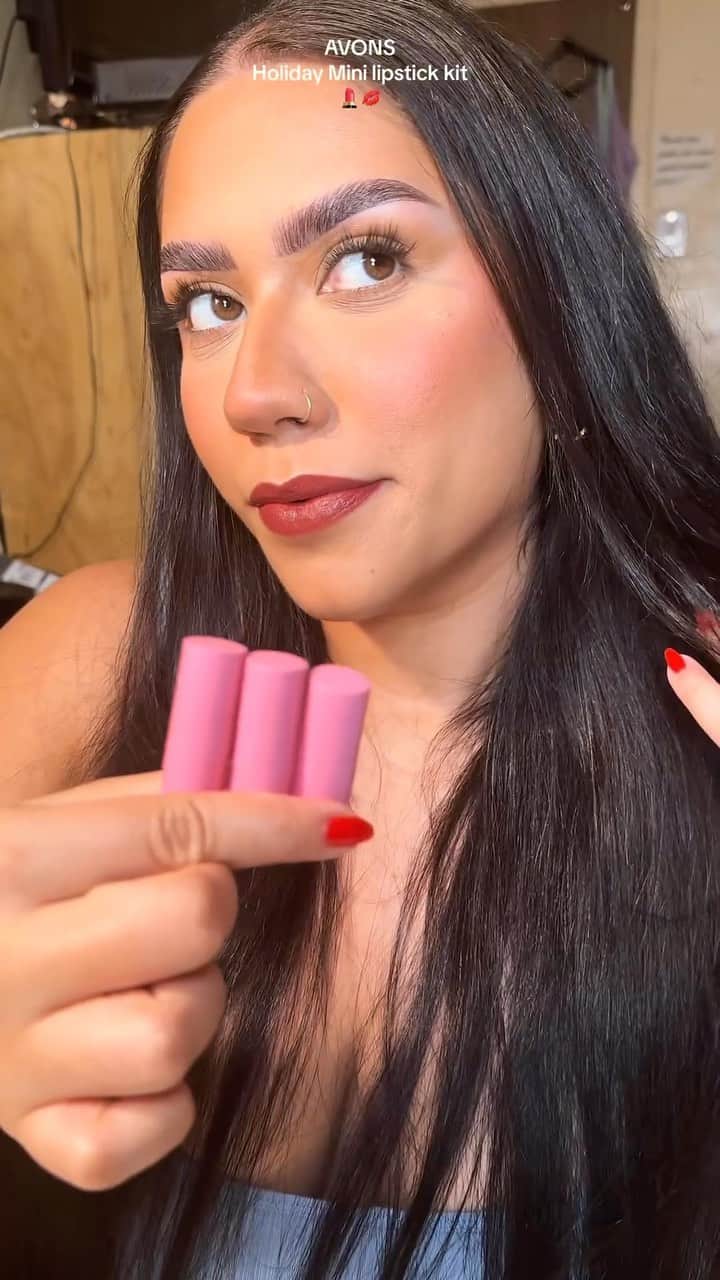 エイボンのインスタグラム：「The perfect gift for the beauty lover in your life! 🎁✨ Shop the fmg Glimmer Pout Perfect Mini Lipstick Gift Set now!  ✨ @kristinajules  #avoninsider  #beautygift #lipstickset」