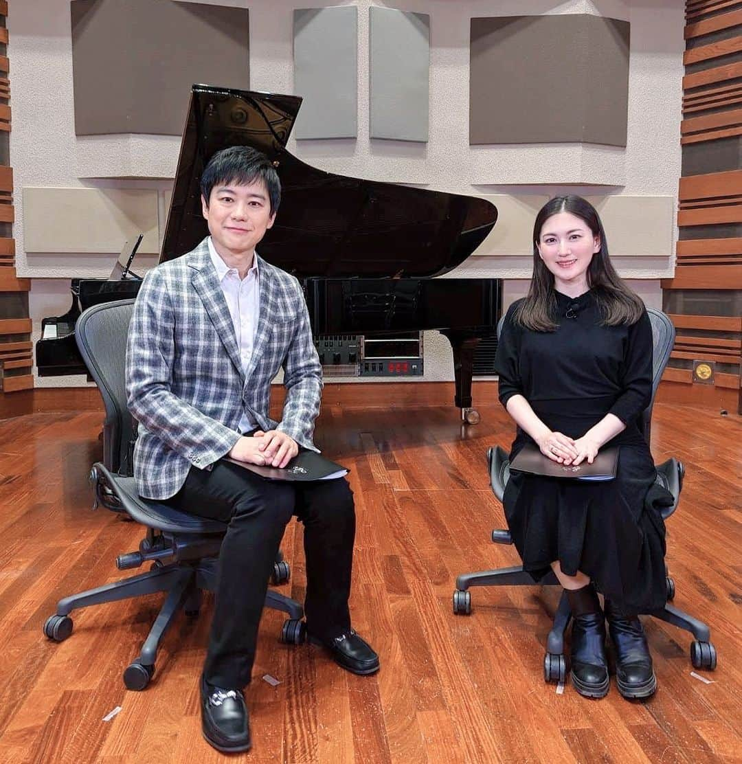 田中彩子のインスタグラム：「The Interview with great Shakuhachi Prayer Mr.Dozan Fujiwara and me will be included in the textbook "Music 4 for Elementary School Students" for 4th grade students starting April 2024.  日本を代表する尺八演奏家の藤原道山さんと光栄にも対談させて頂きました。 2024年4月からの小学4年生用の教科書「小学生の音楽４」に2人の対談と準拠したDVDに収録されます。 @dozanfujiwara  #藤原道山 #田中彩子」