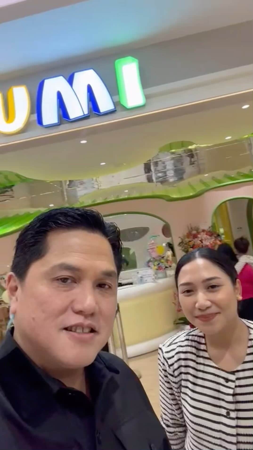 エリック・トヒルのインスタグラム：「Senang sekali keponakan saya yang satu ini, Fina Thohir, sekarang juga terjun ke dunia usaha.  Almarhum Ayah saya H. Mochammad Thohir pernah berkata: terlepas besar kecil-nya usahamu, menjadi pengusaha adalah pekerjaan yang terhormat karena membantu membuka lapangan pekerjaan baru bagi orang lain.  Berdagang dan menjadi seorang pengusaha memang tidak mudah. Untuk kalian yang saat ini tengah berjuang, semoga senantiasa dilancarkan rezekinya.   Buat yang lagi jalan ke Plaza Senayan, boleh mampir main-main ke Buumi bareng si kecil. Happy weekend semua!」
