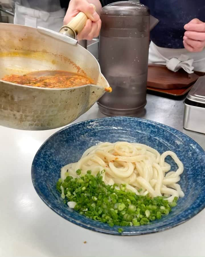 結城さなえのインスタグラム：「「辛とじうどん」と「牛焼きハーフ」 天たまやさん @tentamaya にて  もちもちしこしこのおうどんに、熱々の卵とじを目の前で直接かけてくれるがなんとも嬉しい。 寒かったので辛いのにしました〜。 パンチがきいてて美味しかったー。あったまったー💕 すき焼きになってる牛肉と卵のトッピング、ご飯がすすむすすむ〜。フラレッスンの後のお腹にはペロリでした🤤  そして可愛いフラシスたちに癒されました〜🤤 なんなのこのかわいい生き物たち♡ メロメロになっちゃうじゃない  #うどん　#天たまや #卵とじ　推しらしい #ランチ　#東京ランチ #フラシスター #かわいい  #lunch #udon #noodle #hula」