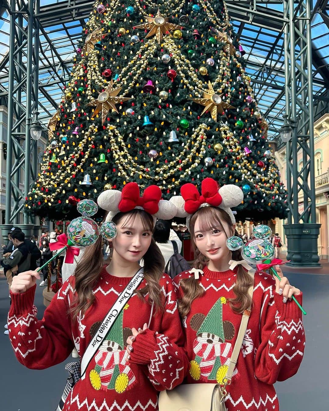 神楽ひなこのインスタグラム：「双子コーデ🎄.* ディズニークリスマス念願♡♡  . .  #ディズニーコーデ#ディズニーフード#ディズニークリスマス#リルリンリン#双子コーデ」