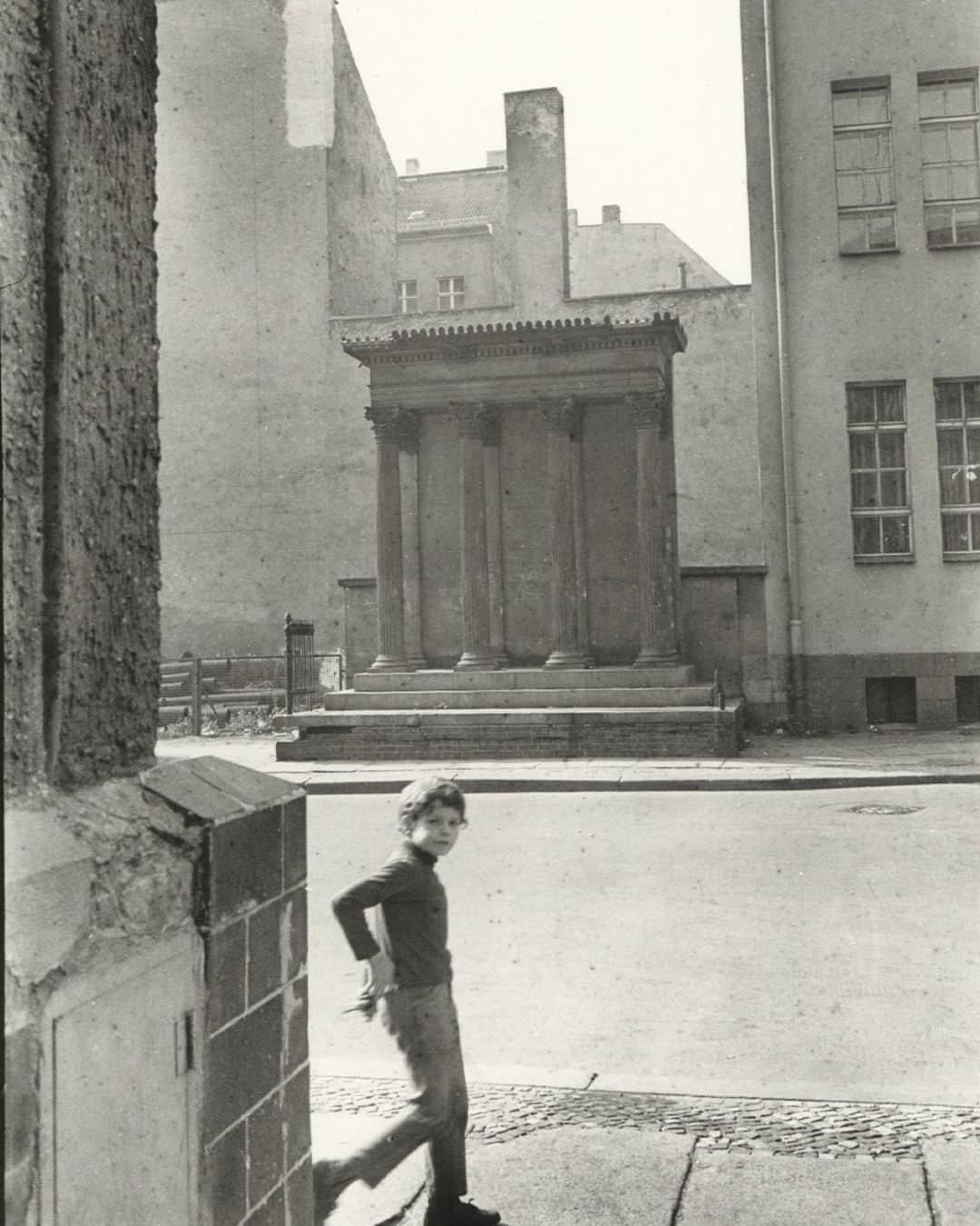 AnOther Magazineさんのインスタグラム写真 - (AnOther MagazineInstagram)「⁠A self-described “documentarian and historian”, Evelyn Richter is remembered for capturing day-to-day life in East Germany, chronicling the social conditions of the working classes, and in particular, the working lives of women ❤️⁠ ⁠ In honour of her legacy, a publication tied to the first major retrospective about the photographer at MdbK in Leipzig, Evelyn Richter: A Photographer’s Life, has been unveiled. At the link in bio, @lydunishka speaks with museum director @f_kraemer about her “uncompromising approach” to photography 📲⁠ ⁠ 📸 #EvelynRichter: A Photographer’s Life. Photography by Evelyn Richter⁠ 1. Brühlsche Terrasse, Dresden, 1976⁠ 2. Selbst Gewandhausgruppe⁠ 3. Christa Sammler⁠ 4. Koppenplatz, Berlin, 1971⁠ 5. Selbstinszenierung⁠ 6. Eva Wagner Zimmermann Einsatz」12月3日 23時30分 - anothermagazine